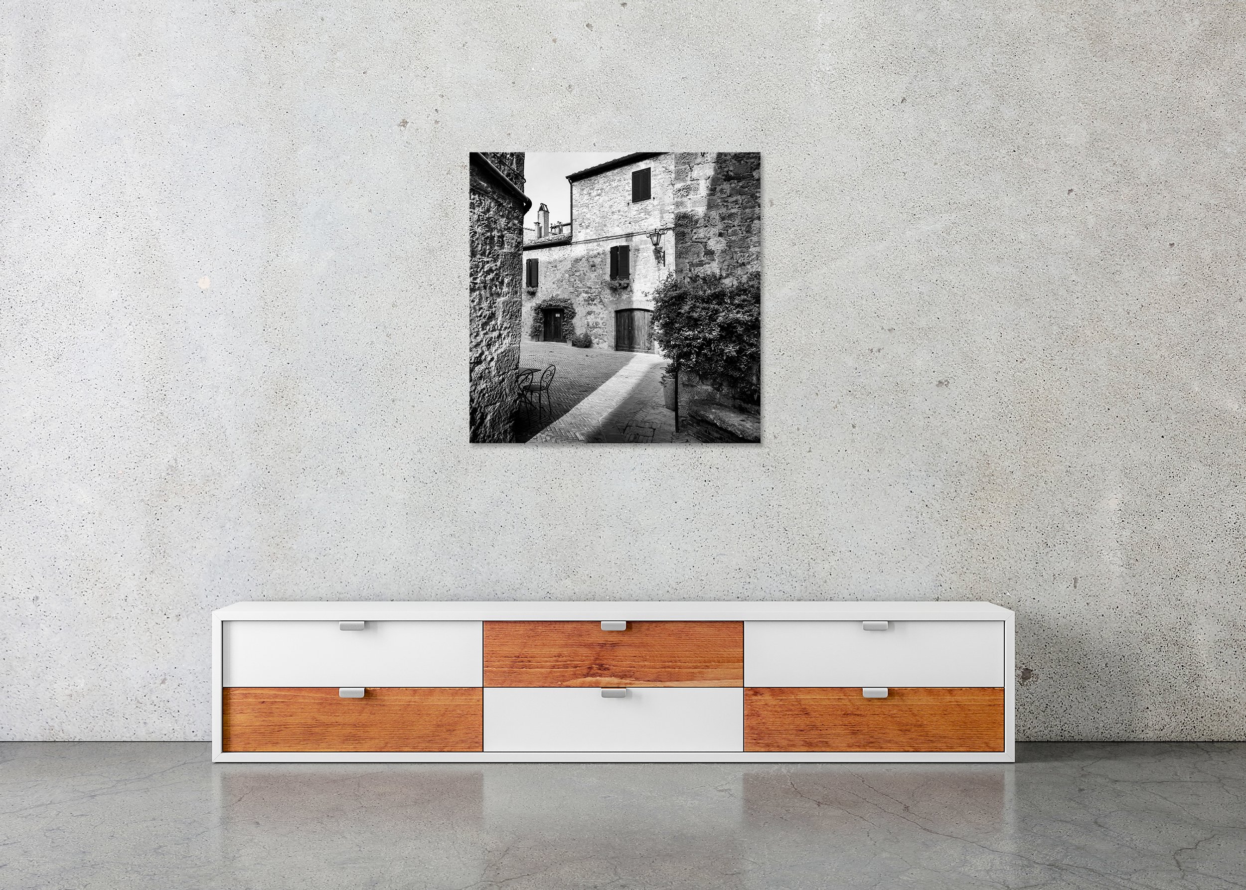 Tuscan Courtyard, Study 1 – frameless black-and-white photo print mounted on aluminium Dibond.