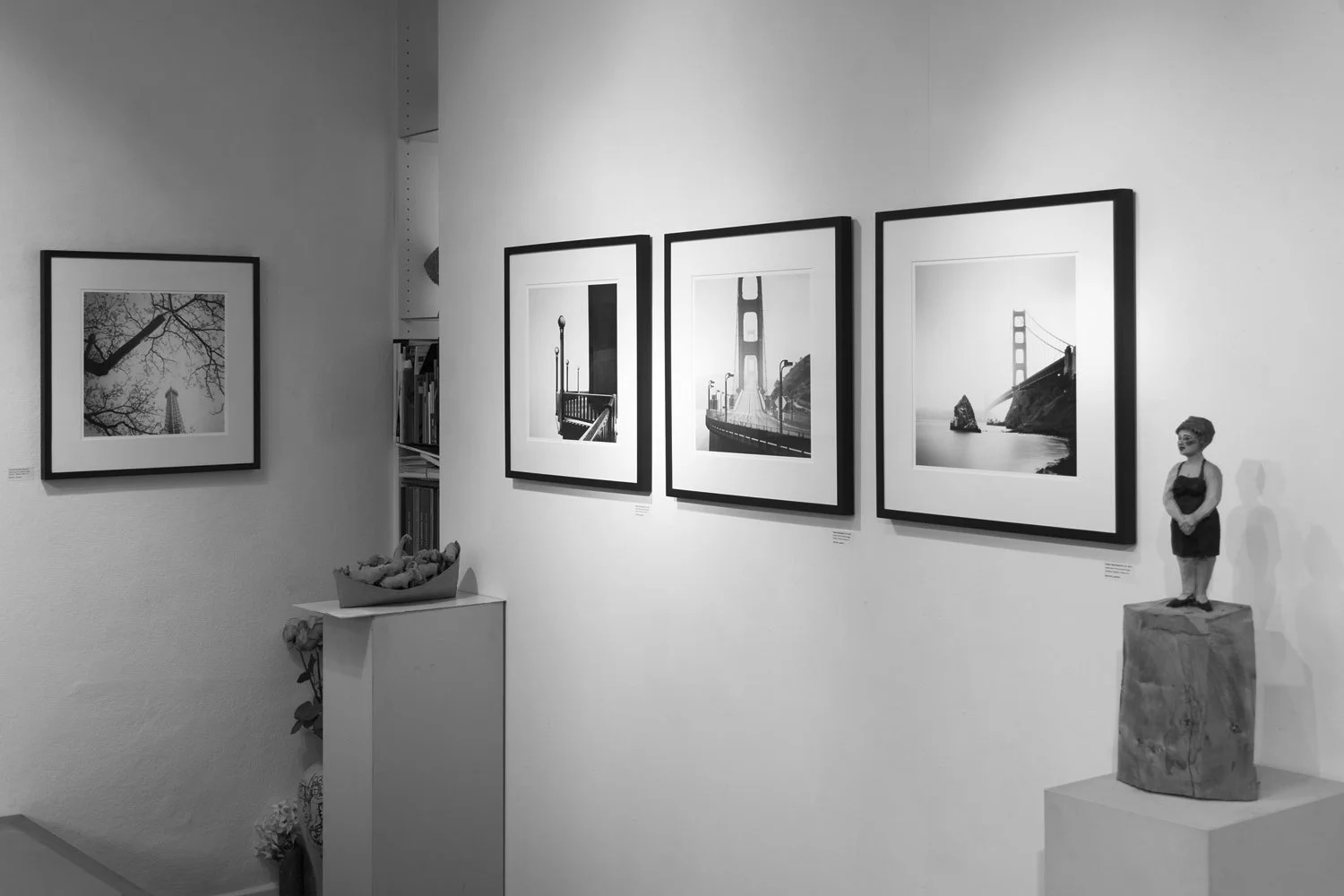 Black-and-white fine art photographs by Gerald Berghammer depicting the Eiffel Tower in Paris and the Golden Gate Bridge in San Francisco, exhibited at Galerie Edition Camos in Munich in 2017.