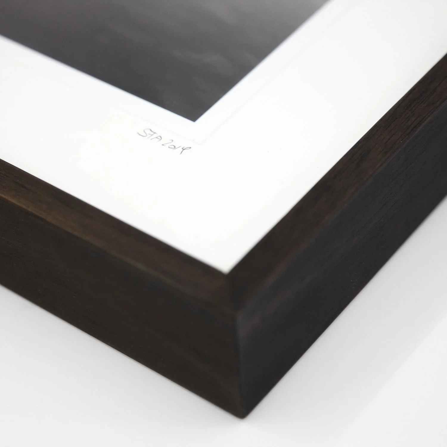 Detail of the natural-white archival mount and dark-brown wooden frame of Phragmites Study 1, Gerald Berghammer.