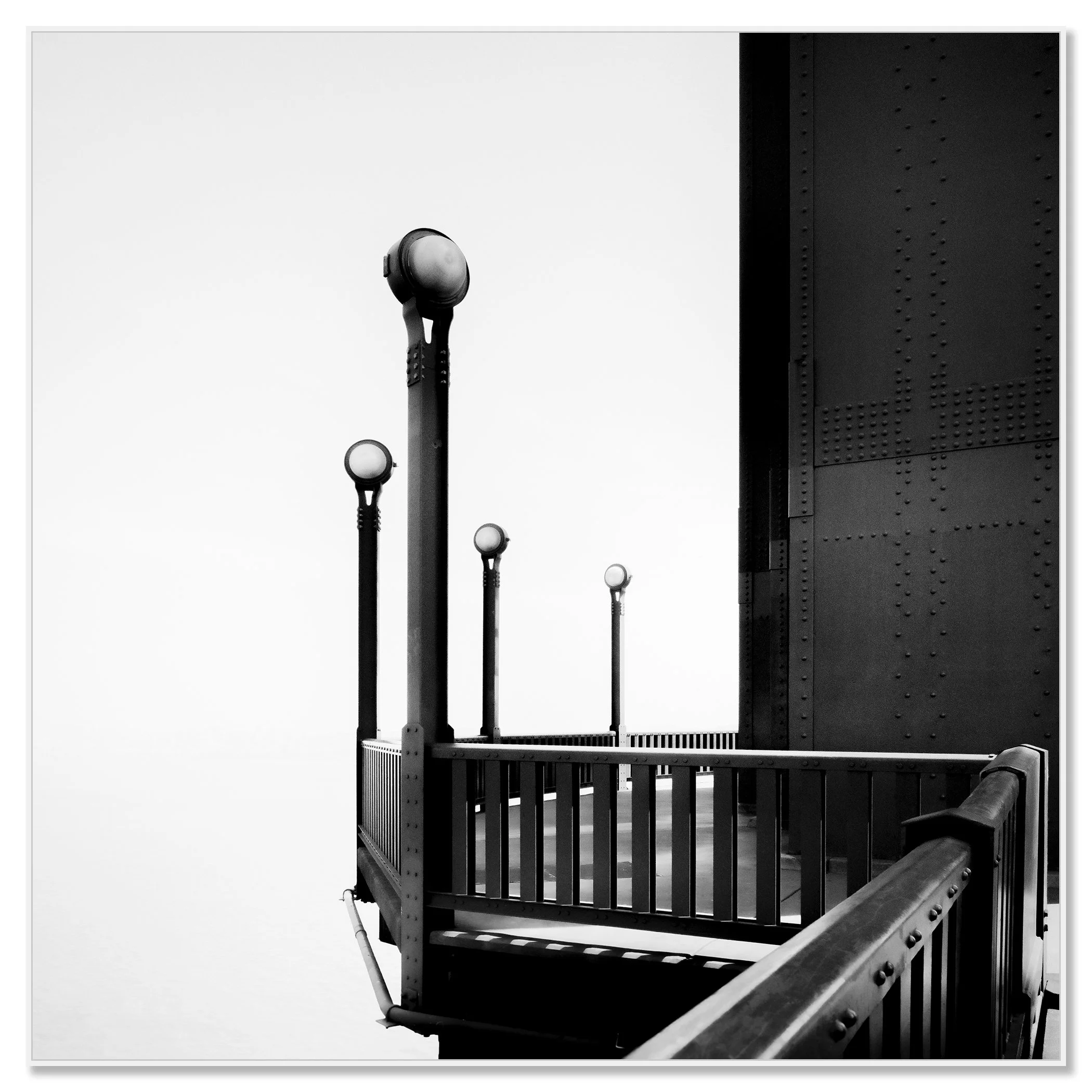 Golden Gate Study 9 – black-and-white photograph on aluminium Dibond in a white ArtBox frame by Gerald Berghammer.