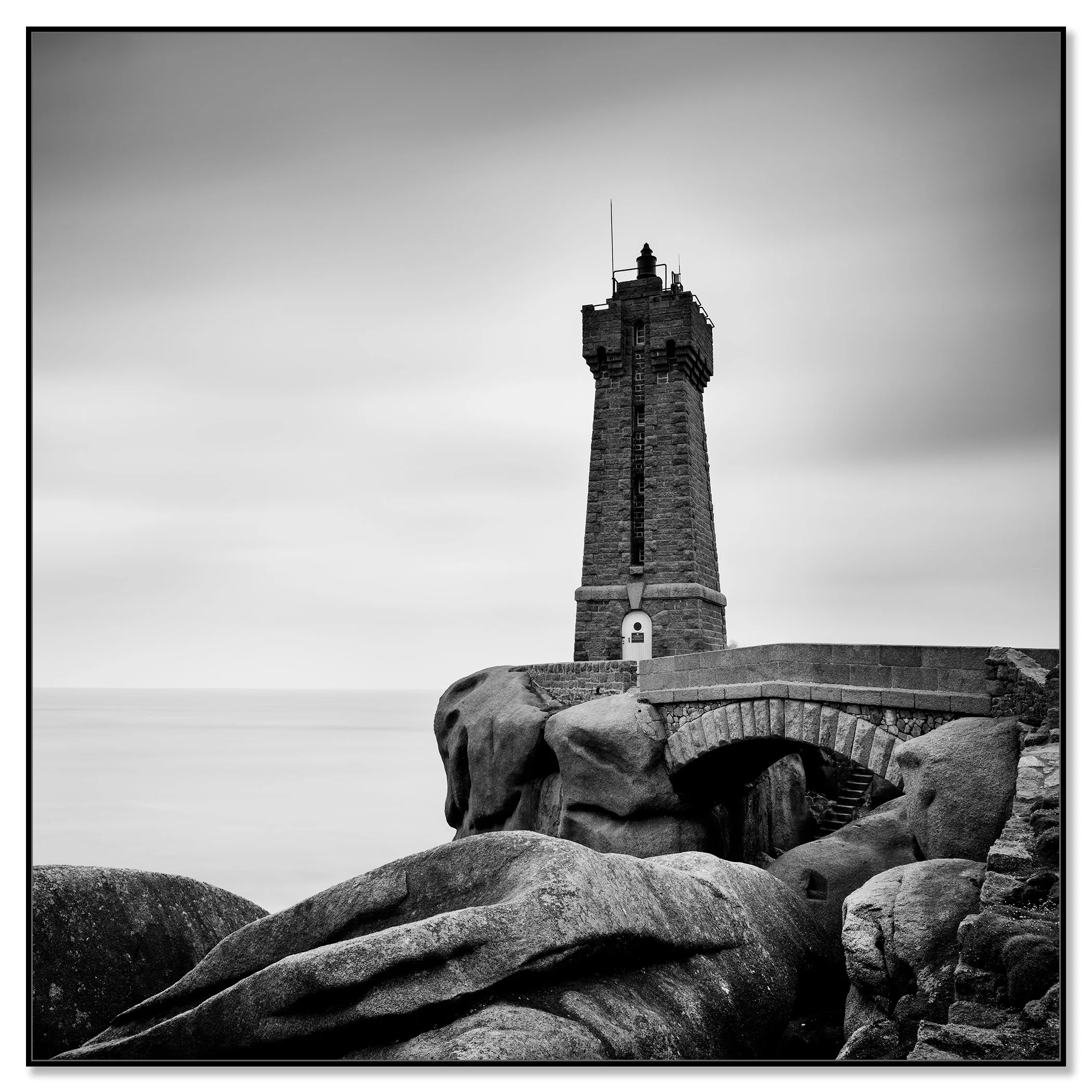 Ploumanac’h Lighthouse – Brittany, black-and-white Dibond photograph in a black aluminium ArtBox frame, by Gerald Berghammer.