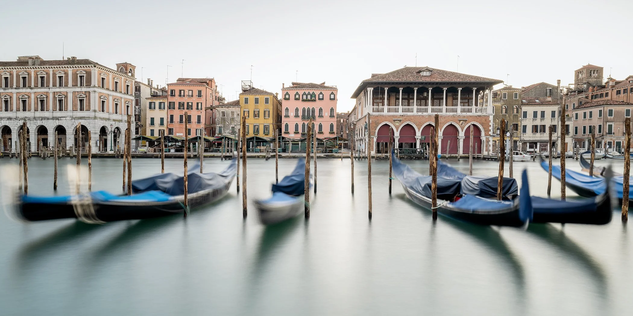 Long-exposure colour cityscape of gondolas and Rialto Market on Venice’s Grand Canal.