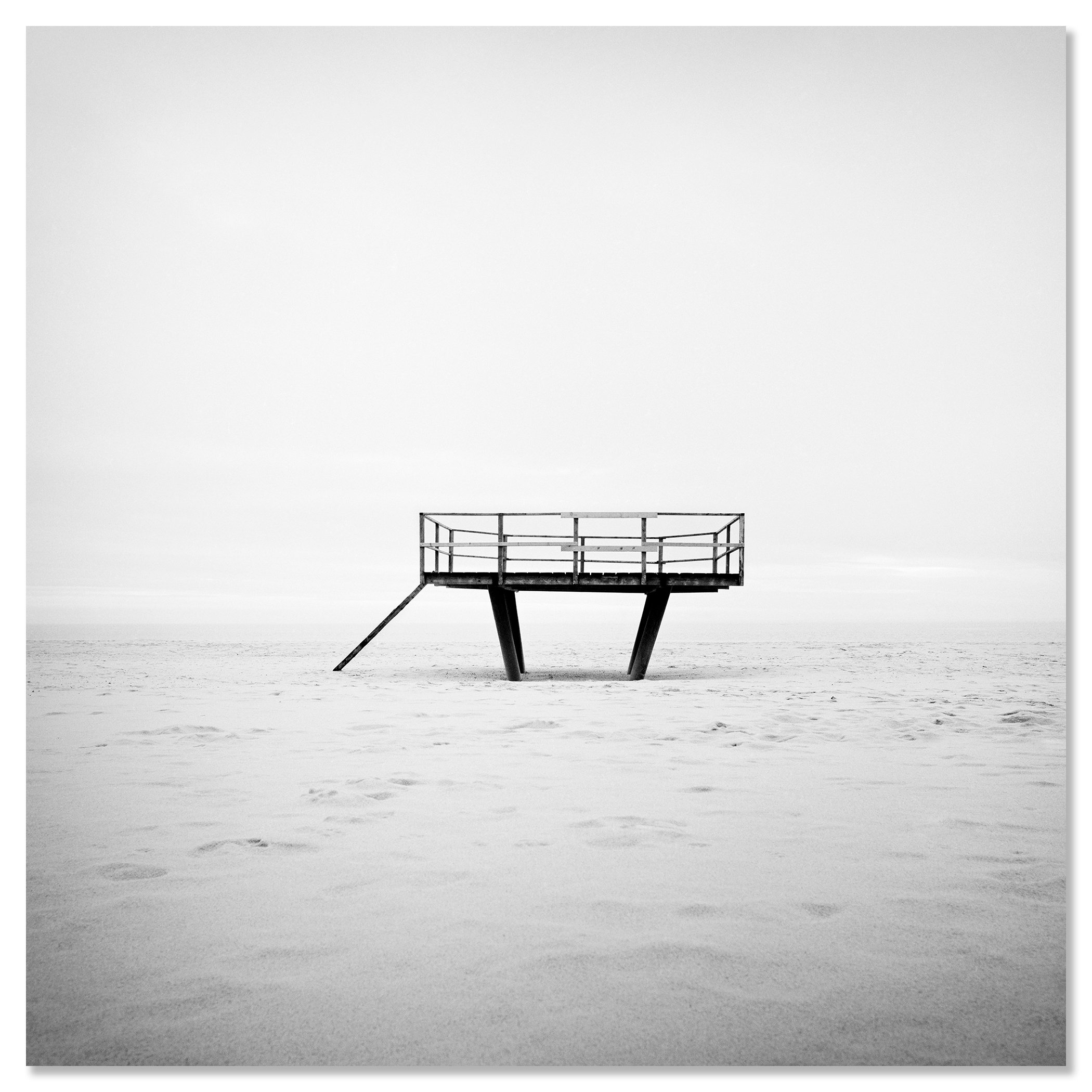 Dance Floor – minimalist black-and-white photograph of an elevated platform on Sylt, presented as a frameless aluminium Dibond print by Gerald Berghammer.