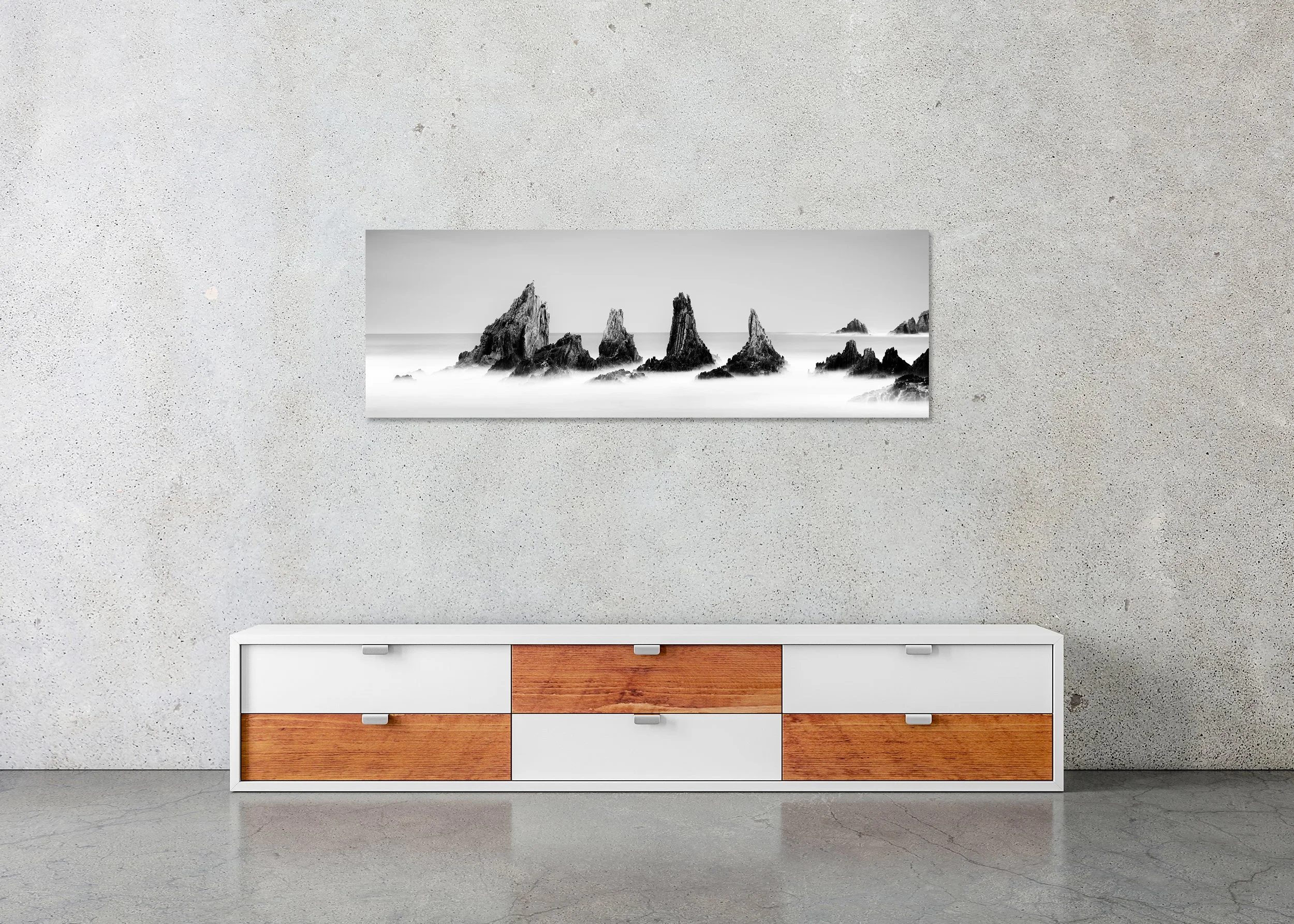 Rocky Peaks, Panorama Study 3 displayed above a low cabinet as a frameless black-and-white photograph on aluminium Dibond by Gerald Berghammer.
