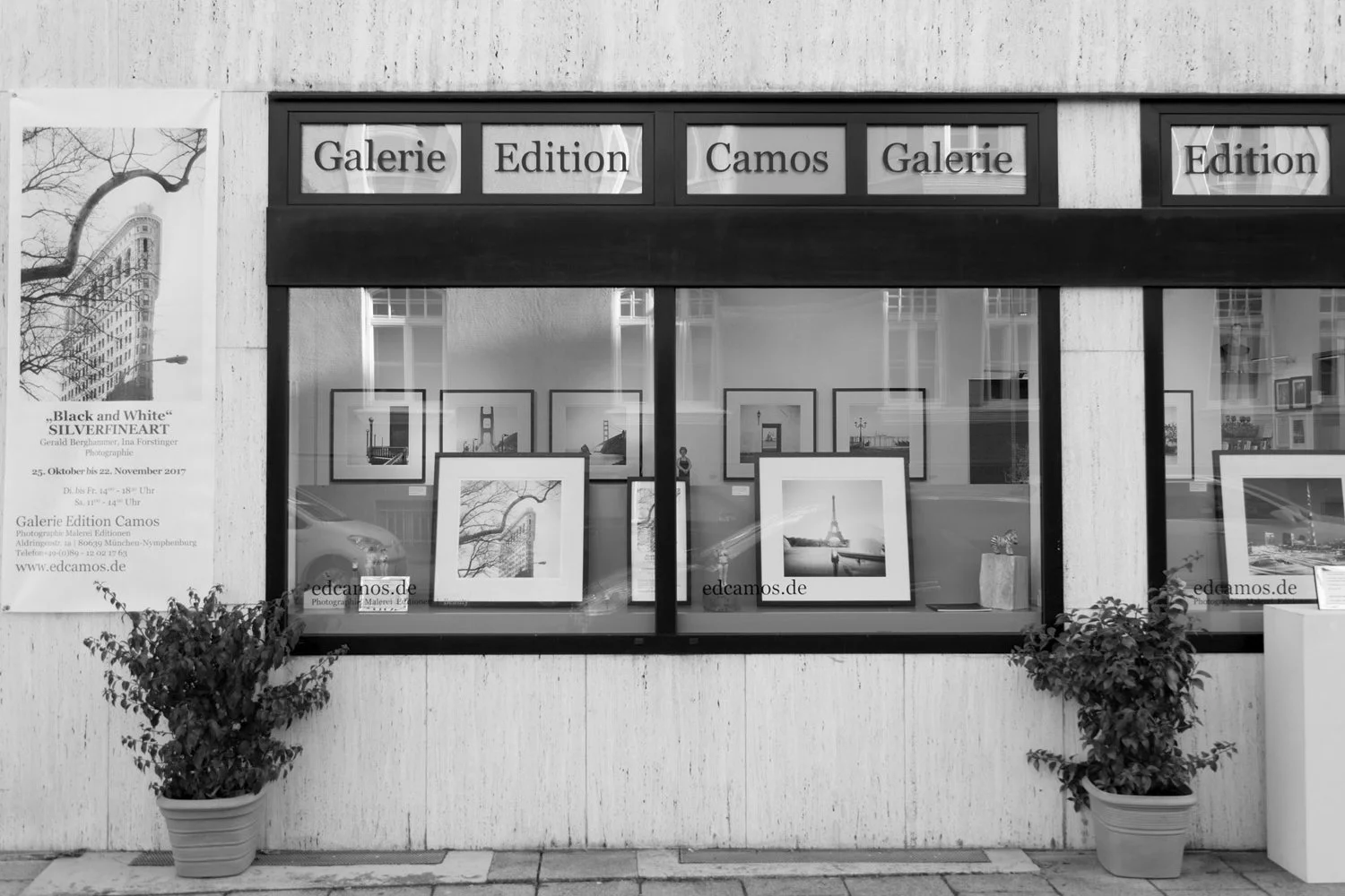 Exterior of Galerie Edition Camos in Munich during the 2017 BLACK AND WHITE exhibition by Gerald Berghammer, showing black-and-white fine art photographs in the gallery windows.