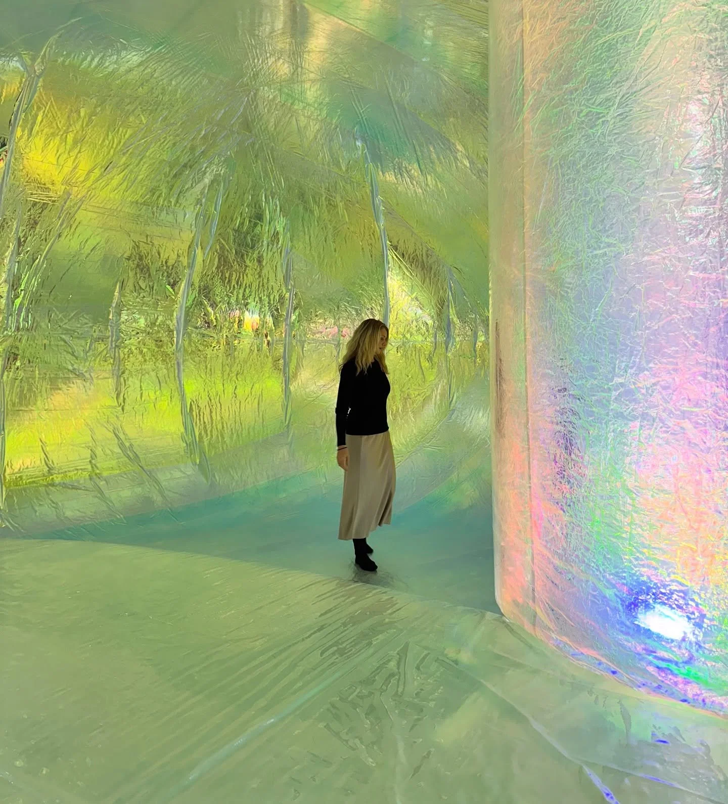 Yutori visited The Synesthesia exhibition at WHAT Museum in Tokyo, which explored how sensory experiences can be translated across different mediums. Featuring contemporary artists from Japan and abroad, the exhibit focused on sound, color, light, an