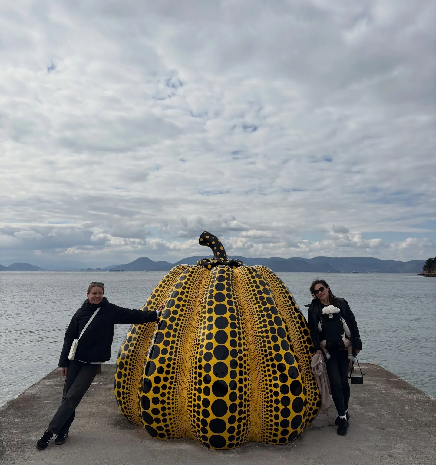 Happy International Women&rsquo;s Day from Naoshima! There was no better way to spend it than together in Yayoi Kusama&rsquo;s pumpkins 
💛🖤💛🖤
PS- look out for our Naoshima Art Island review post!