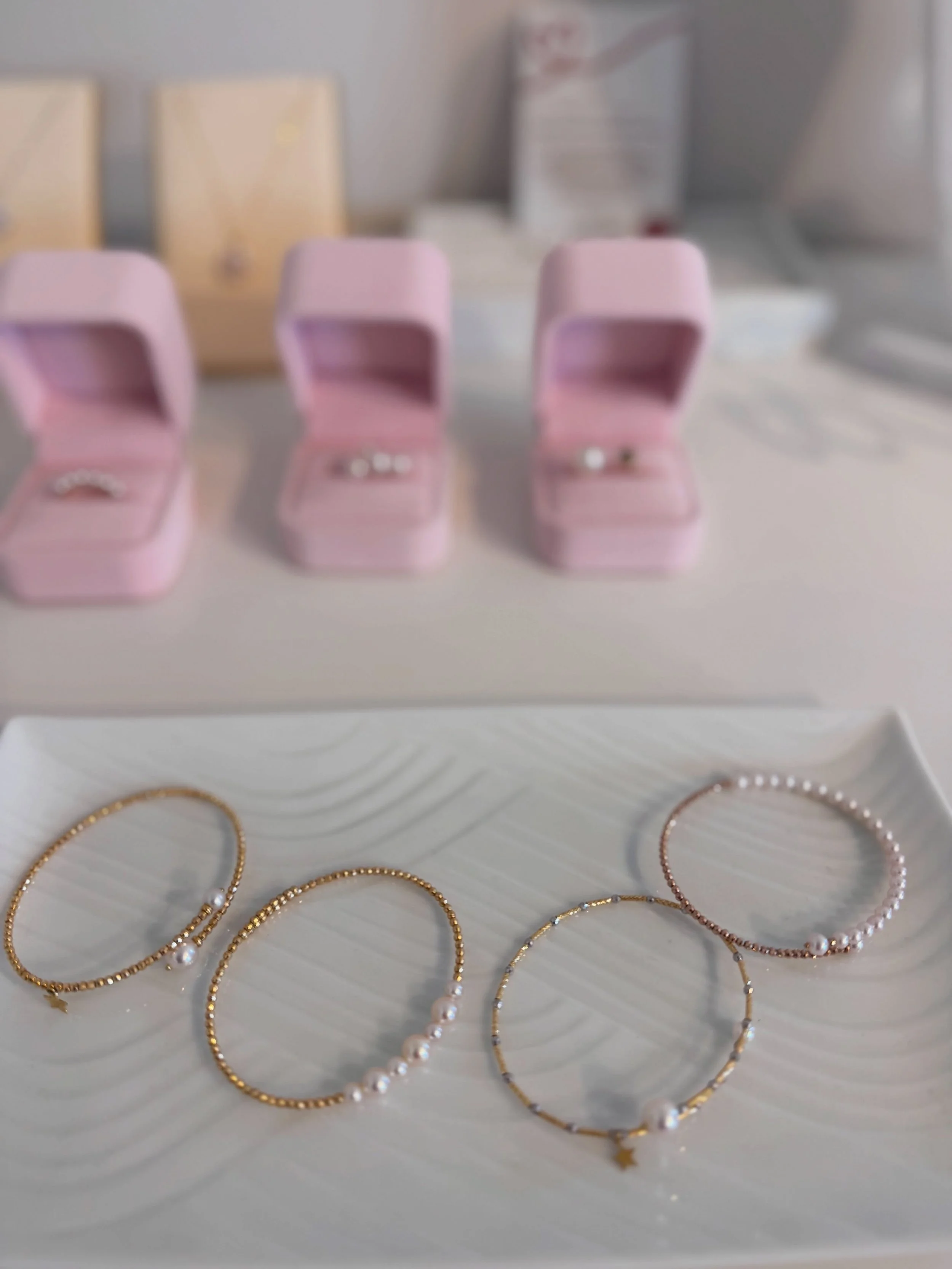 A hidden pearl jewelry boutique in the heart of Hiroo? Welcome to Akoya Atelier. 

A warm and intimate space in a discreet building off of Hiroo Sanpo Dori, the showroom features akoya pearl jewelry of the highest quality. 

Founder Simi Khanduja has