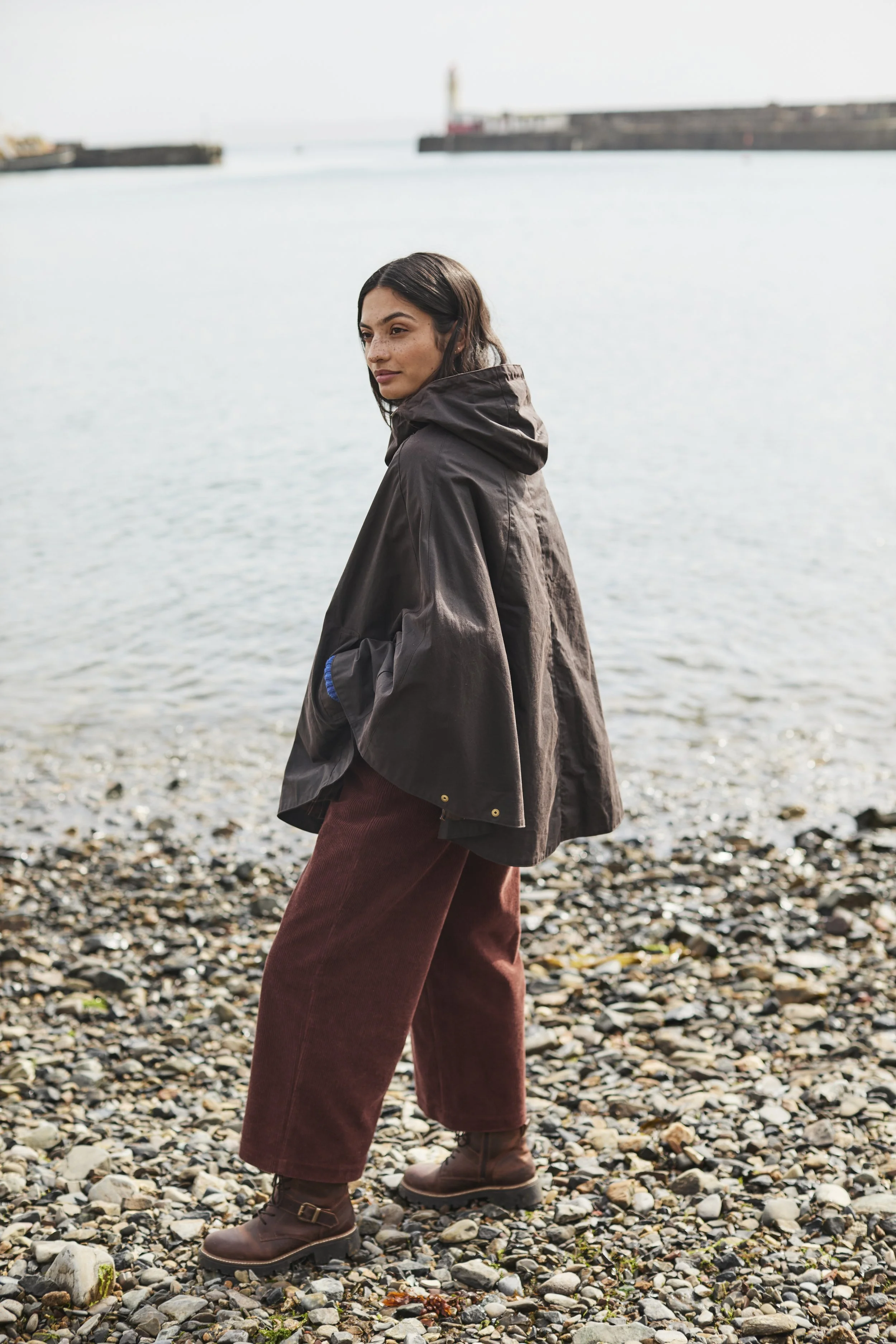 WAXTED_COTTON_CAPE_DARK_BROWN_019.jpg