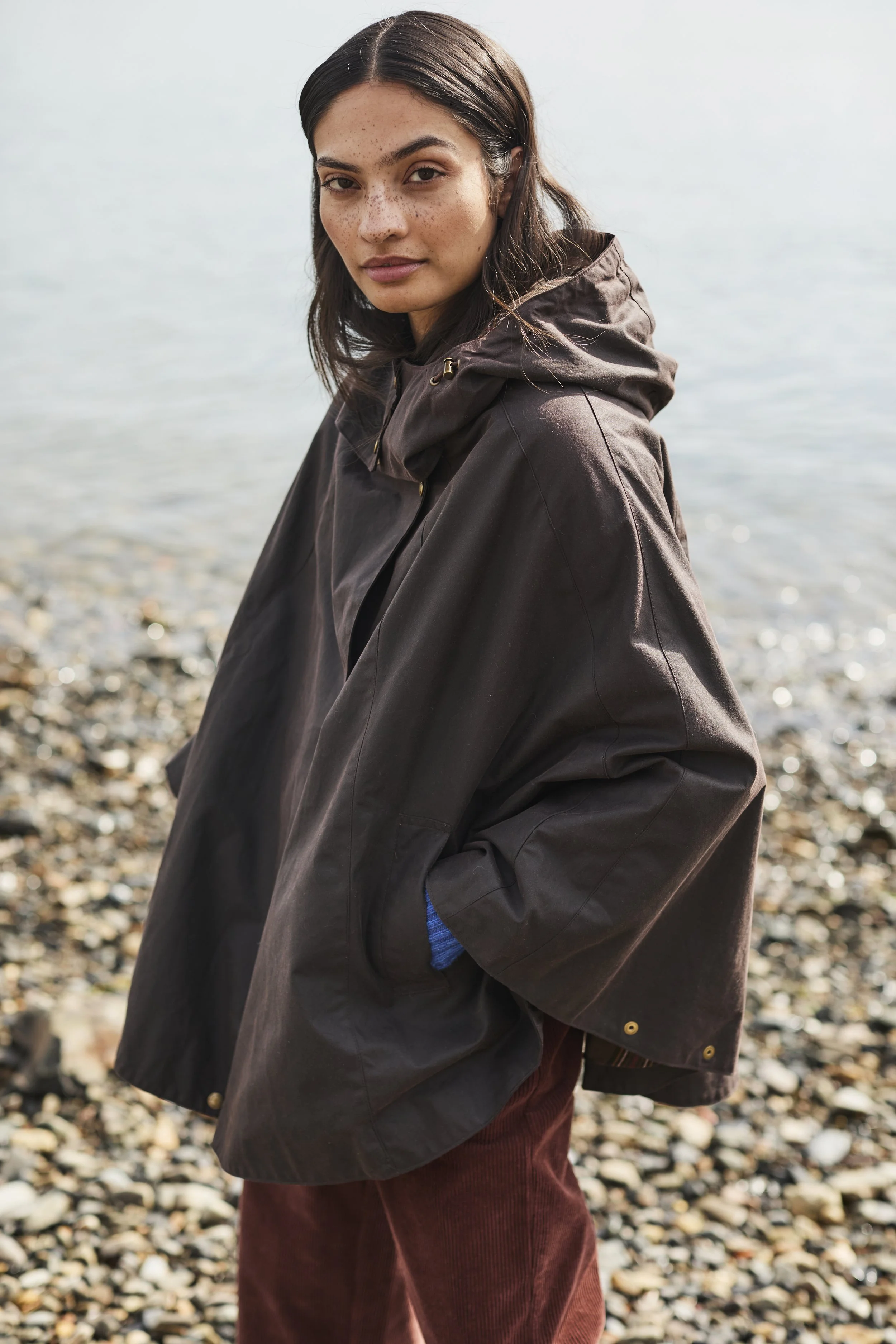WAXTED_COTTON_CAPE_DARK_BROWN_060.jpg