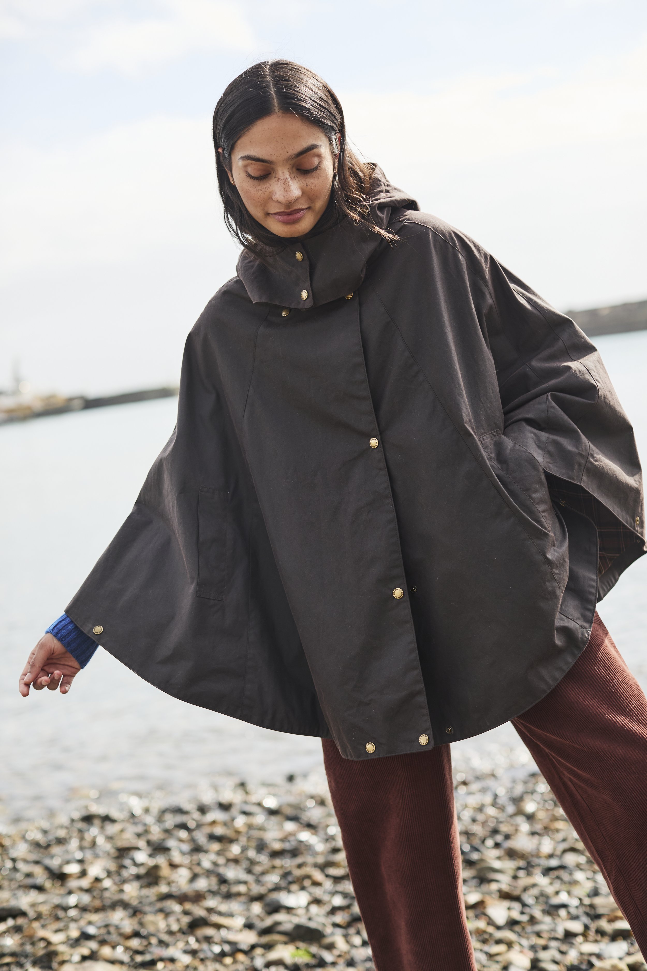 WAXTED_COTTON_CAPE_DARK_BROWN_034.jpg