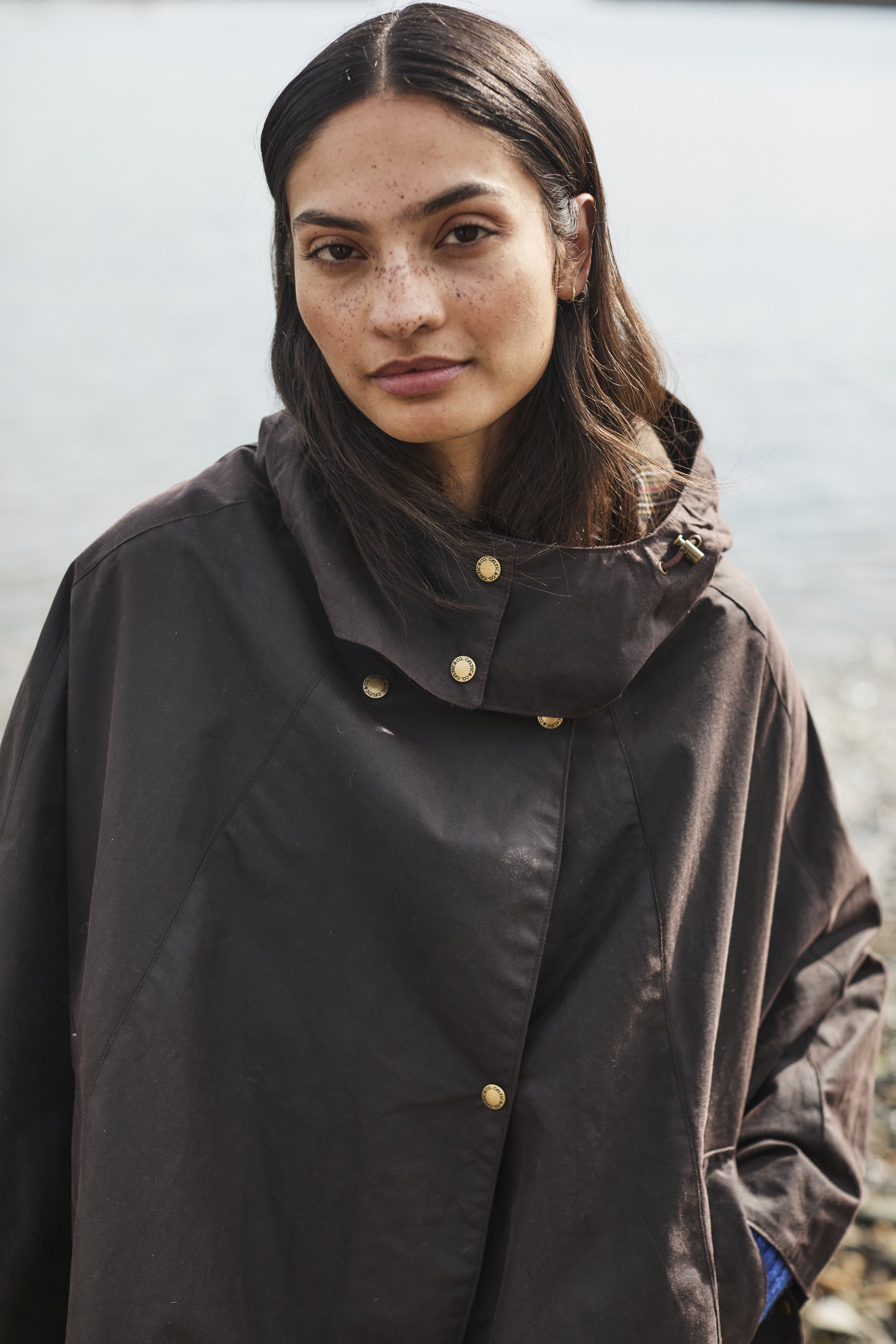 WAXTED_COTTON_CAPE_DARK_BROWN_053.jpg