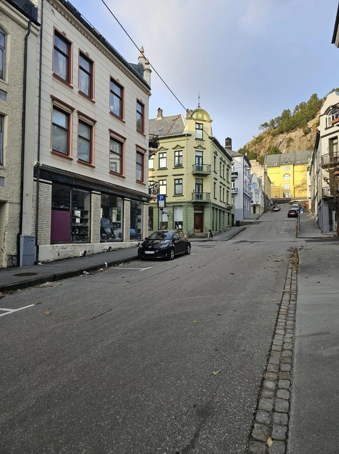 Parkering utenfor sjømannslegens lokaler i Ålesund sentrum
