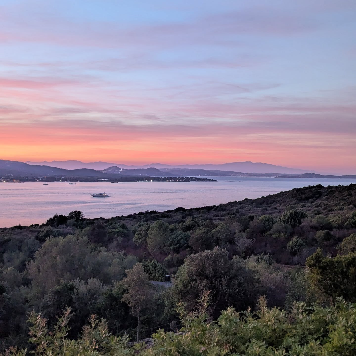 Sunsets in Sardinia 🌅✨
The best evening spectacle is free &ndash; every night along Sardinia&rsquo;s northern coast, the sunset paints the sky in magical new shades.

Thanks to @onebajasardinia for providing this beautiful sunset spot with views ove