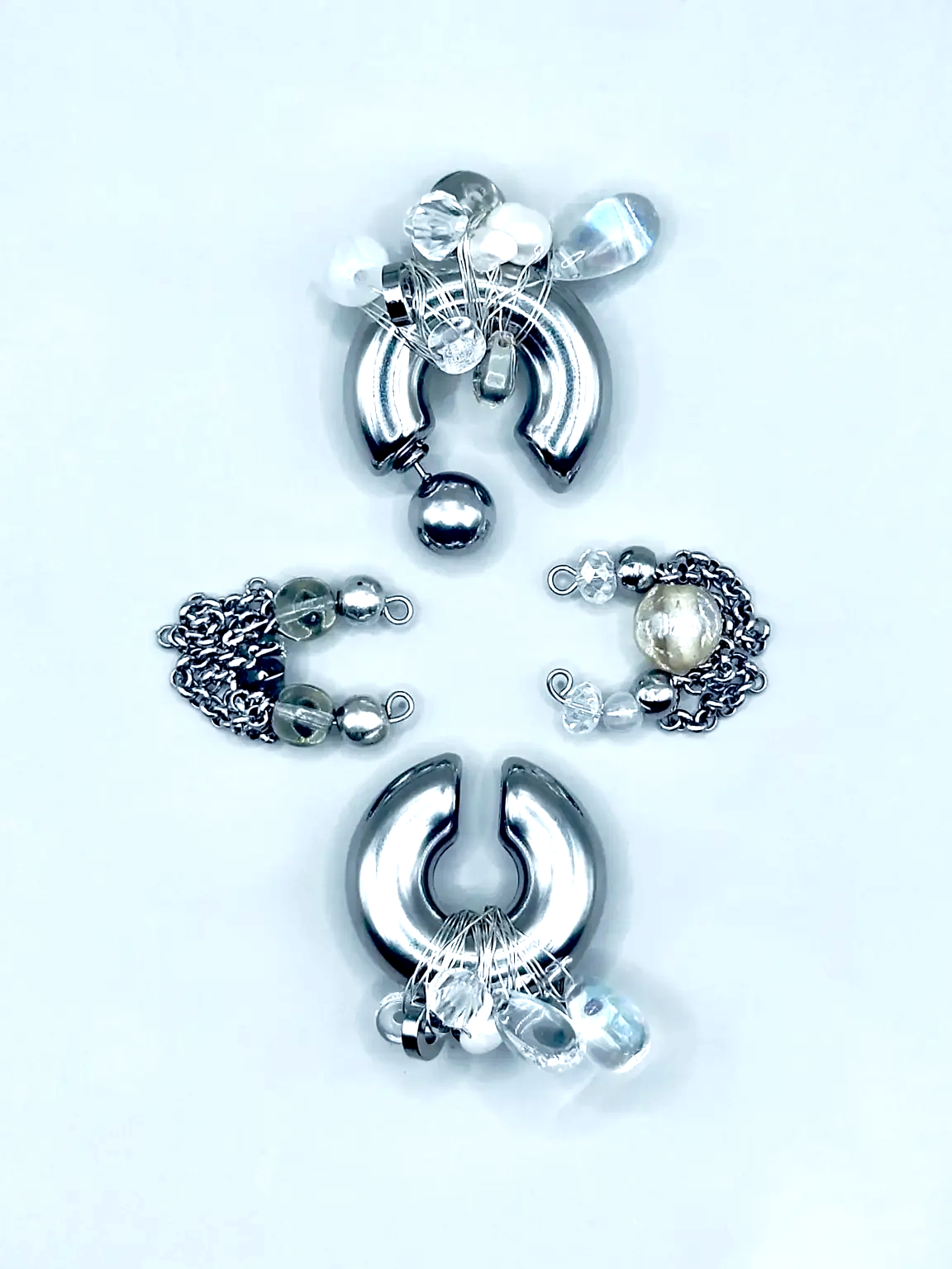 Boucles d’oreilles artisanales KOLAAM en métal poli et perles translucides, bijoux faits main inspirés des cultures du monde.