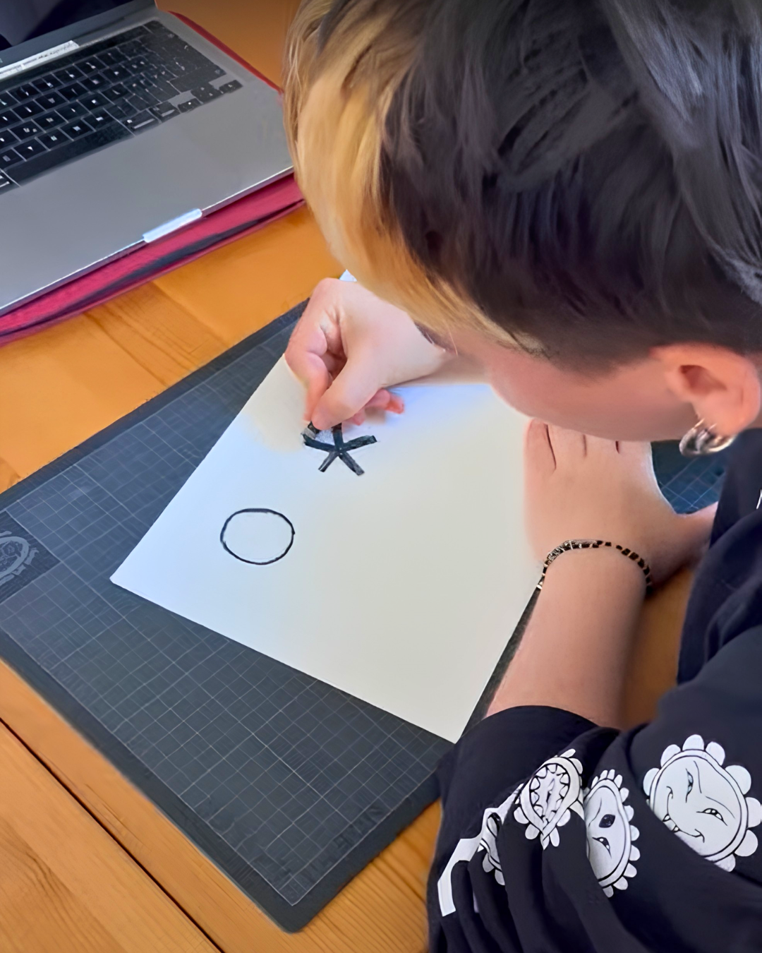 Eine Person arbeitet am Laptop an den Illustrationen für „Babys für Barrierefreiheit“.