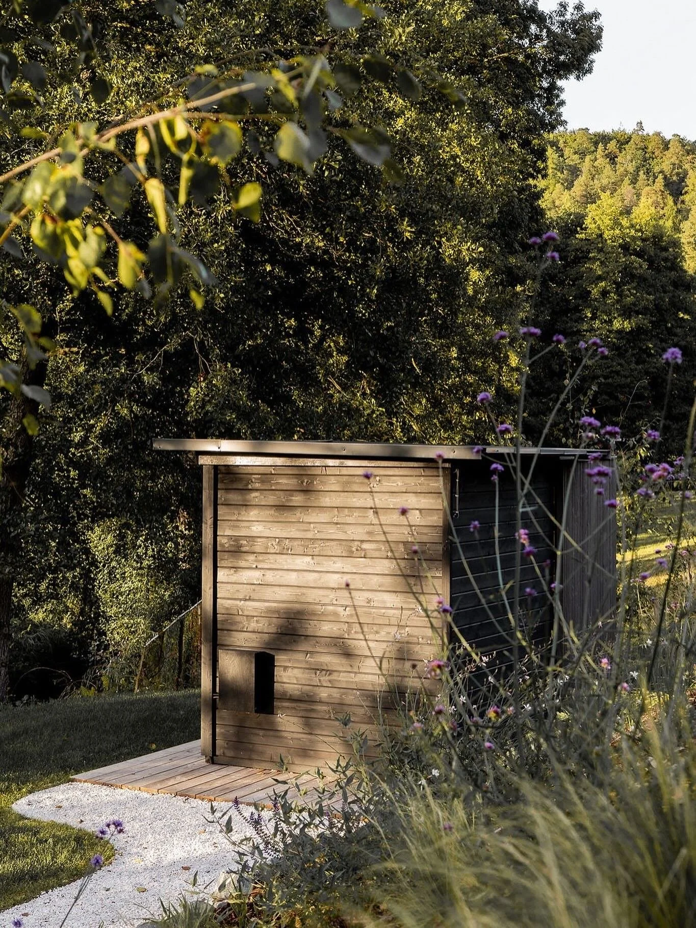 Unsere kleine feine Sauna im Grünen 🌳 
Liebe es übrigens sehr, dass immer wenn neue Gäste kommen das Wetter so schön ist.
Buch dir jetzt deine waldheimelige Auszeit 
#forrestisforrest #waldheimelig #ferienimgrünen #ferien