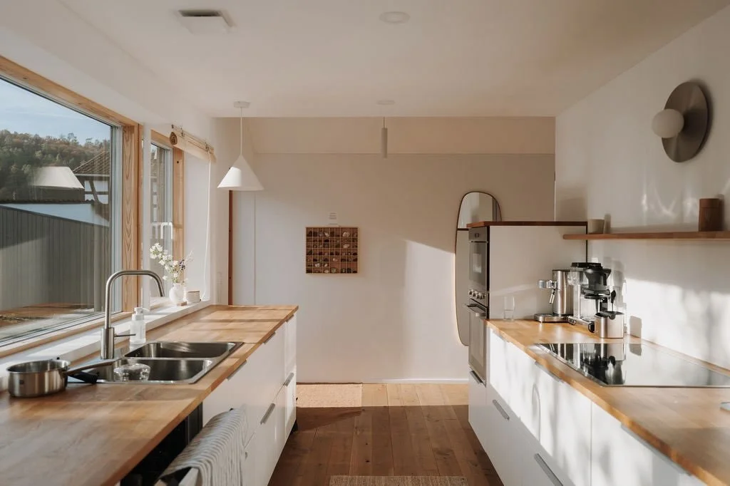 Auch in den Ferien genug Platz, um mit den Liebsten frisch zu kochen. Gemeinsames Kaffeetrinken mit Ausblick auf unser kleines &Ouml;rtchen und dabei den Sonnenaufgang genie&szlig;en.

Wer will die Fr&uuml;hlingssonne hier aufsaugen?

#ferienhaus #fe