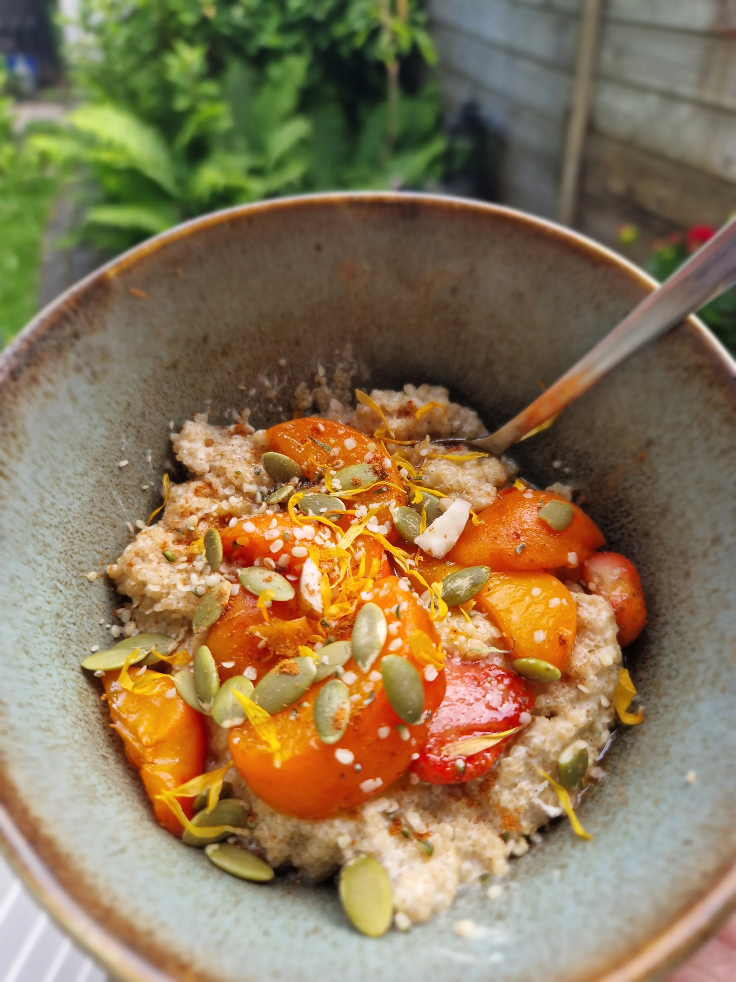 Ayurvedisch ontbijt van amarant en warm fruit