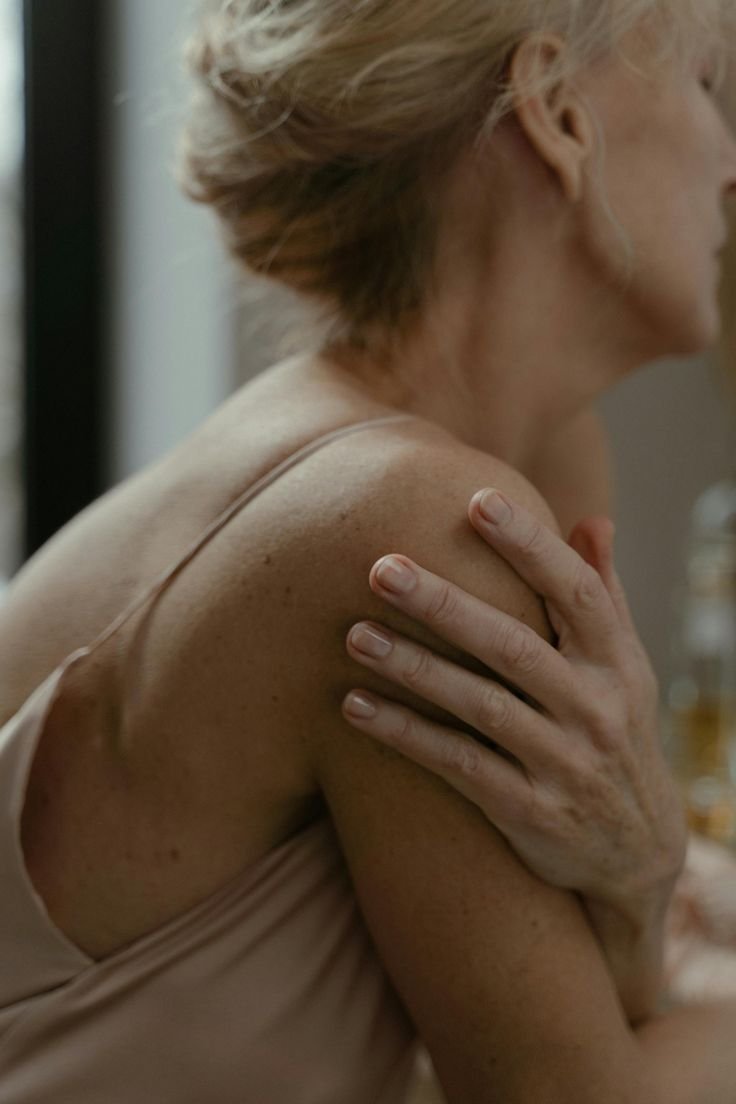 Vrouw in de menopauze die opzoek is naar meer selfcare