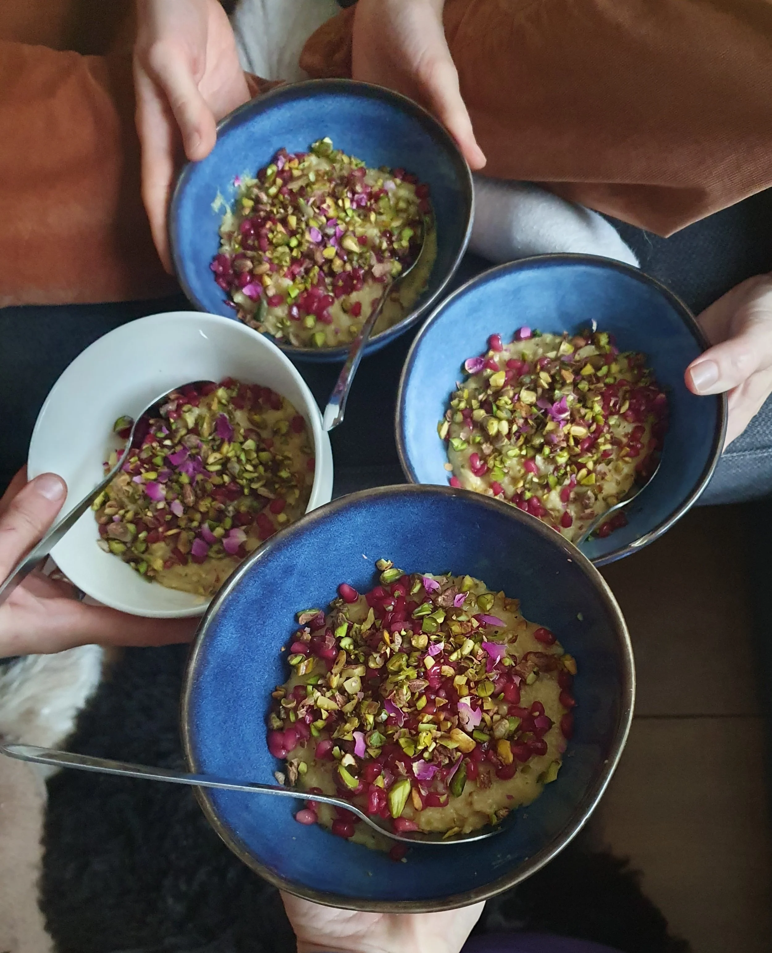 Warm Ayurvedisch ontbijt met  rozenblaadjes en pistach voor hormoonbalans