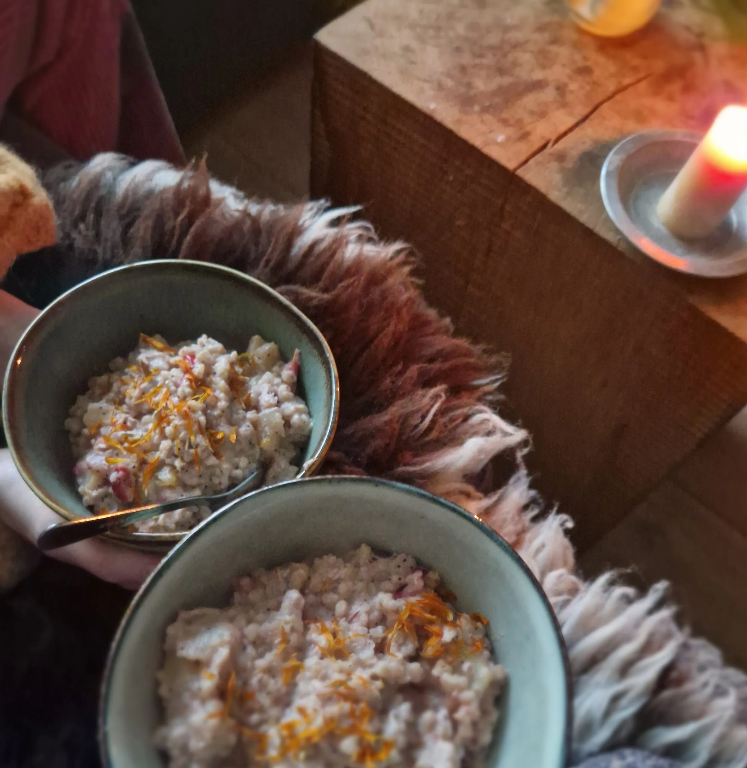 “Warm Ayurvedisch ontbijt met wortel en kaneel voor hormoonbalans”