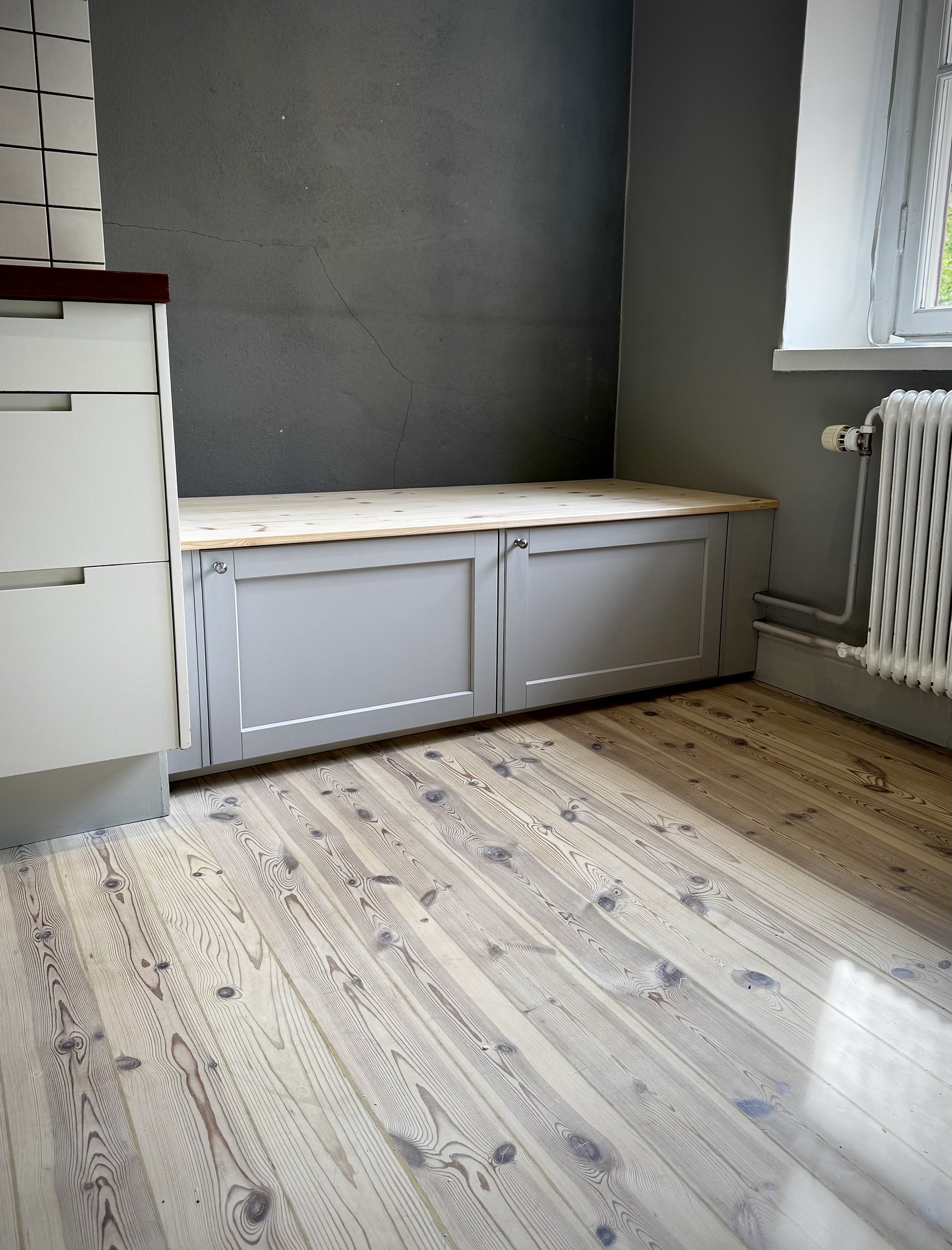 Sittbänk i kök av IKEA-skåp, Aspudden