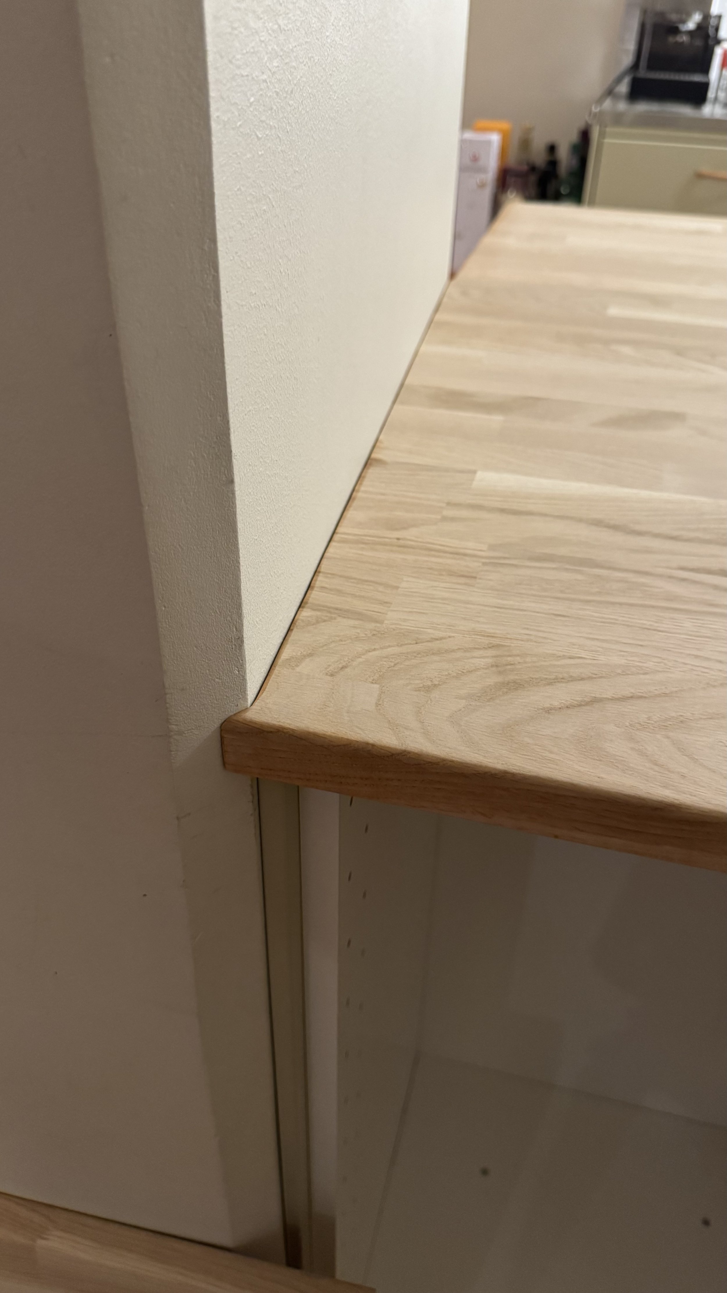 Inpassad bänkskiva mot sned pelare, Nacka