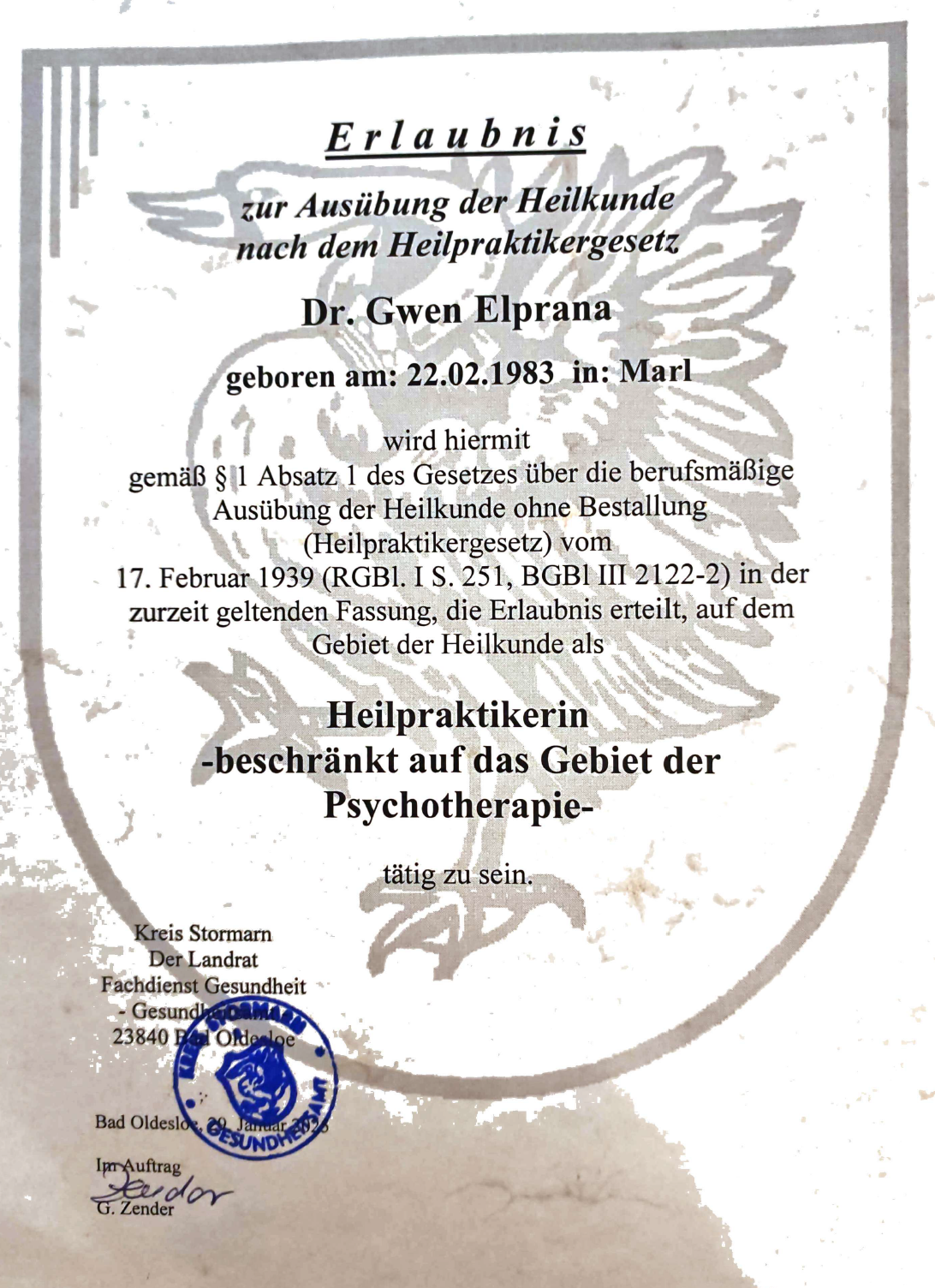 Ärztliche Erlaubnis für die Ausübung der Heilkunde durch Dr. Gwen Elprana, spezialisiert auf Psychotherapie, ausgestellt in Bad Oldesloe. Enthält persönlichen Daten, Datum 22. Februar 1983, Stempel und Unterschrift.