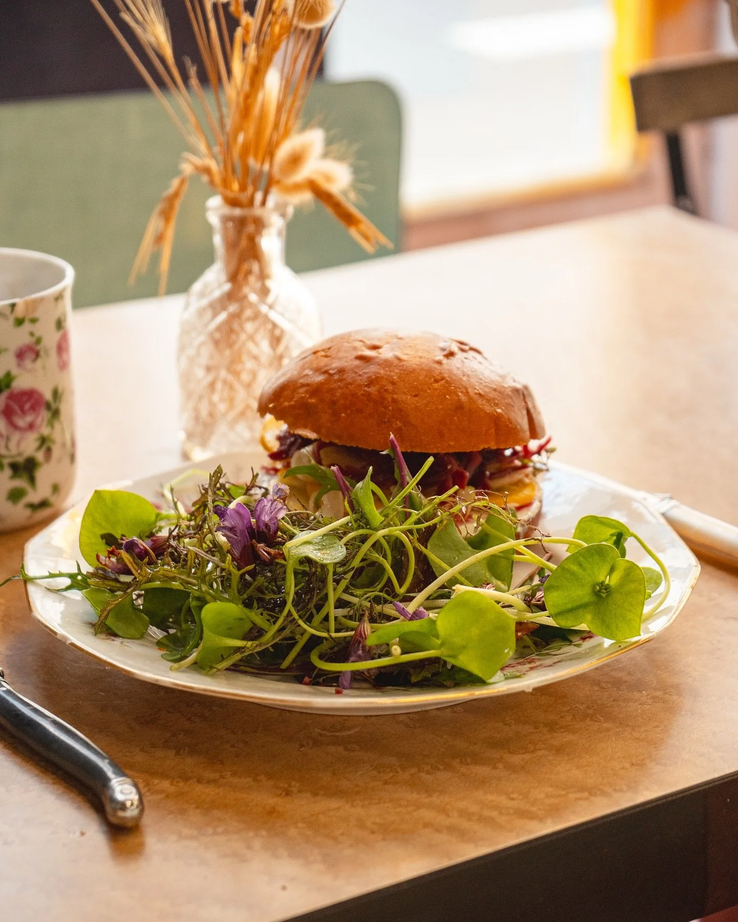 @virginies_cafe un lieu doux et authentique, o&ugrave; les recettes de grand-m&egrave;re r&eacute;chauffent autant que l&rsquo;ambiance.

Studio Splach a eu le plaisir, d&rsquo;accompagner Virginie pour mettre en images l&rsquo;&acirc;me de son caf&e