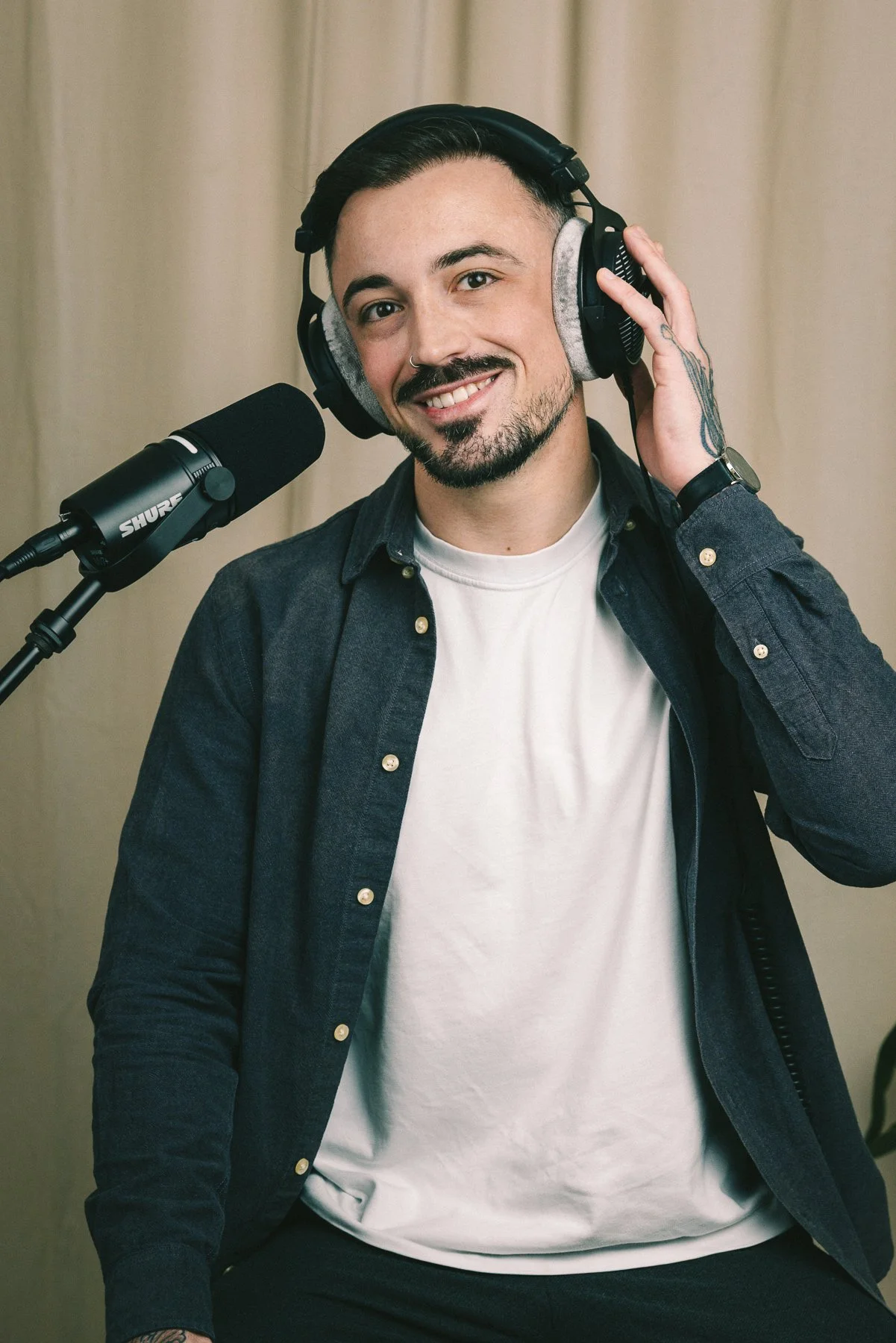 Portrait-Shooting im Tageslicht-Studio in Mainz, Mann mit Kopfhörern vor Vorhang