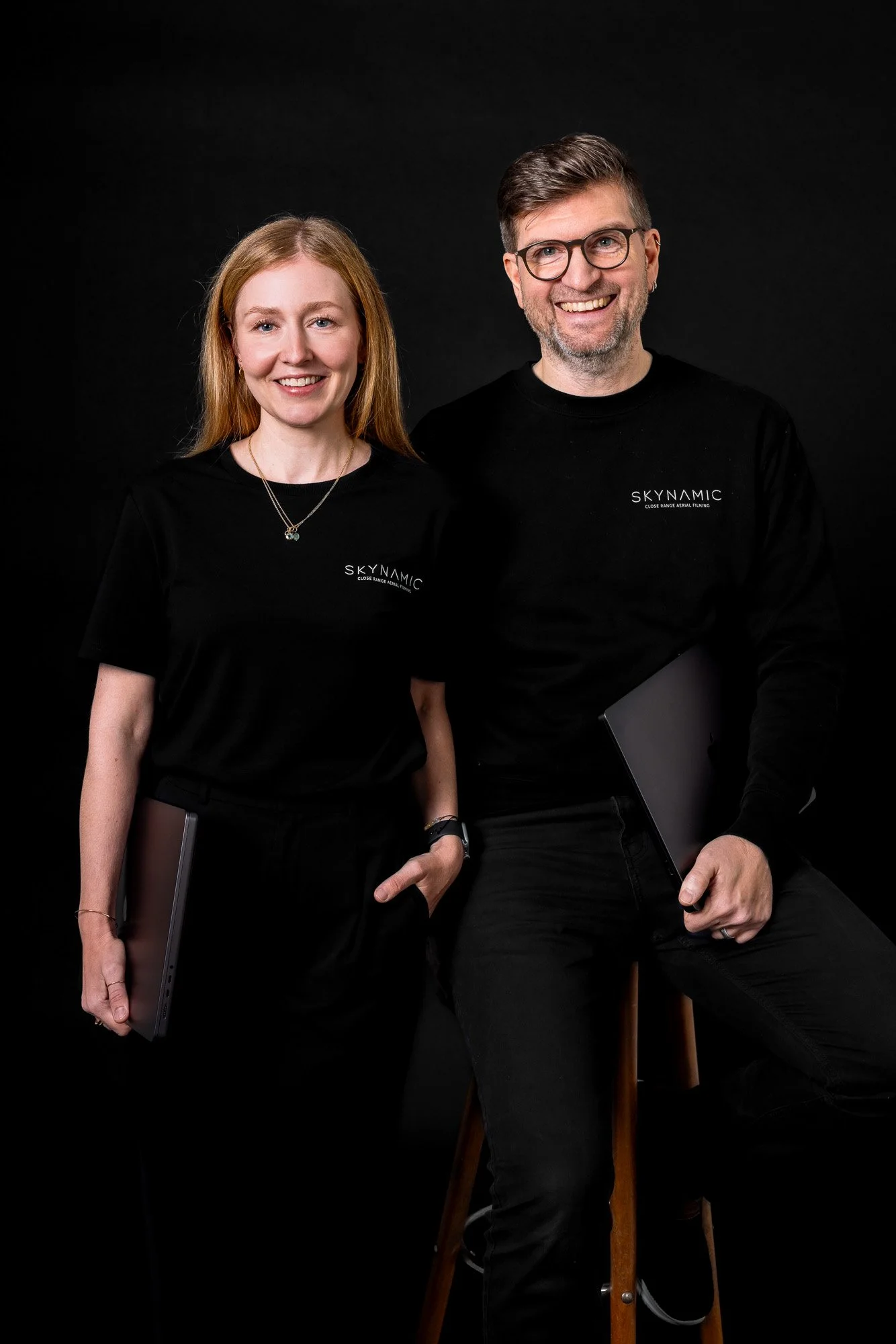 Team-Portraits eines Unternehmens im Fotostudio in Mainz, einheitlicher Look