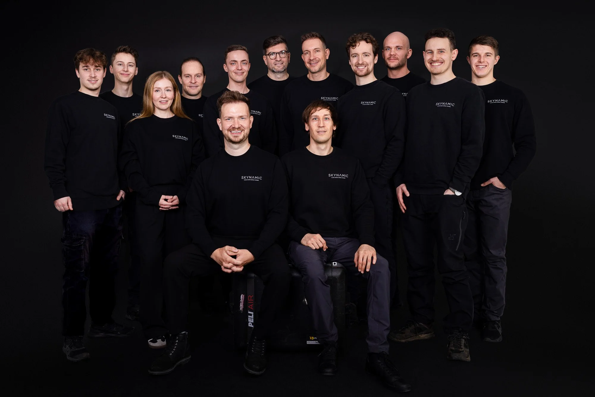 Team-Portrait eines Unternehmens mit 13 Leuten im Fotostudio in Mainz, einheitlicher Look