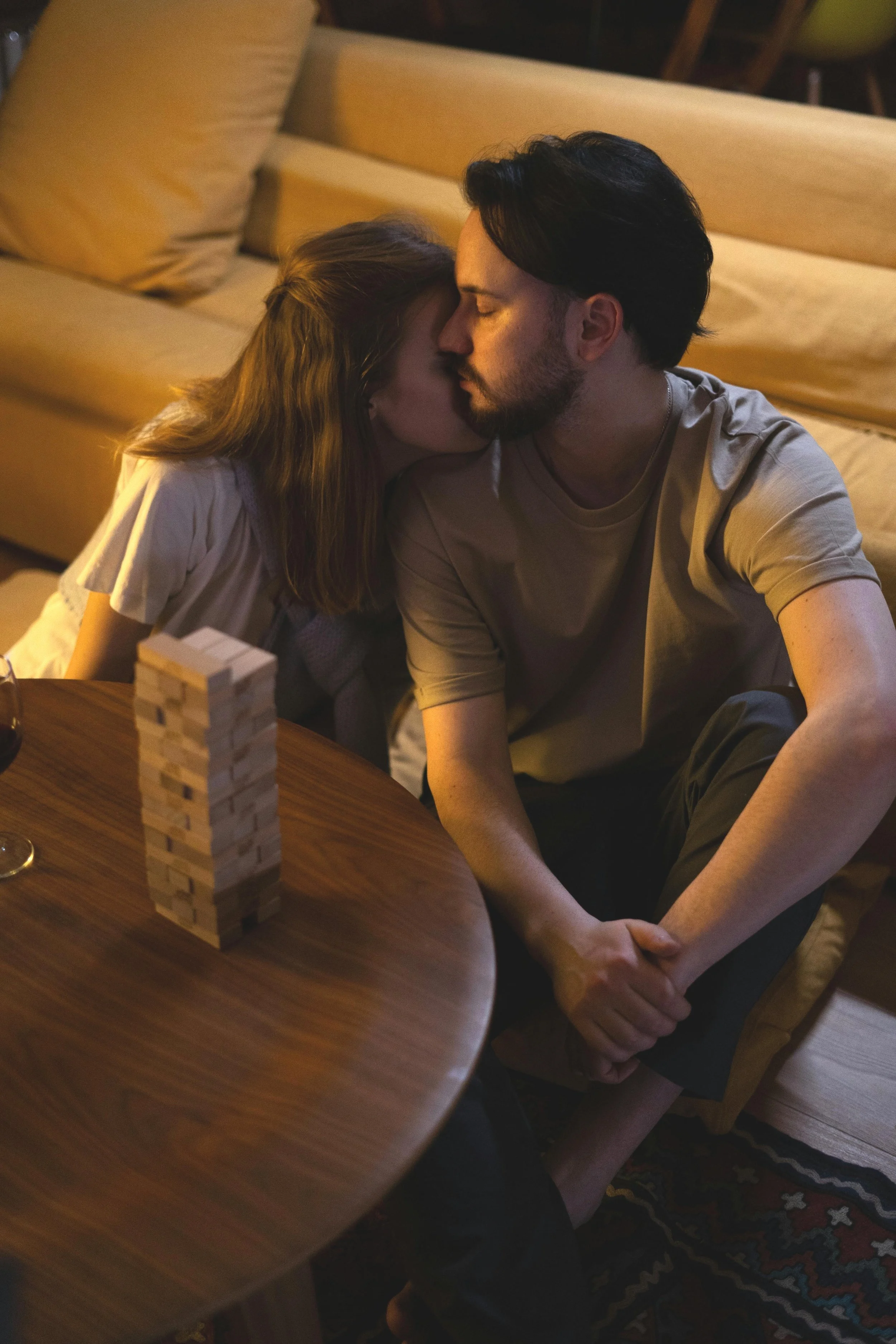 Couple partageant un moment intime dans un salon, illustrant la complicité relationnelle en thérapie de couple.