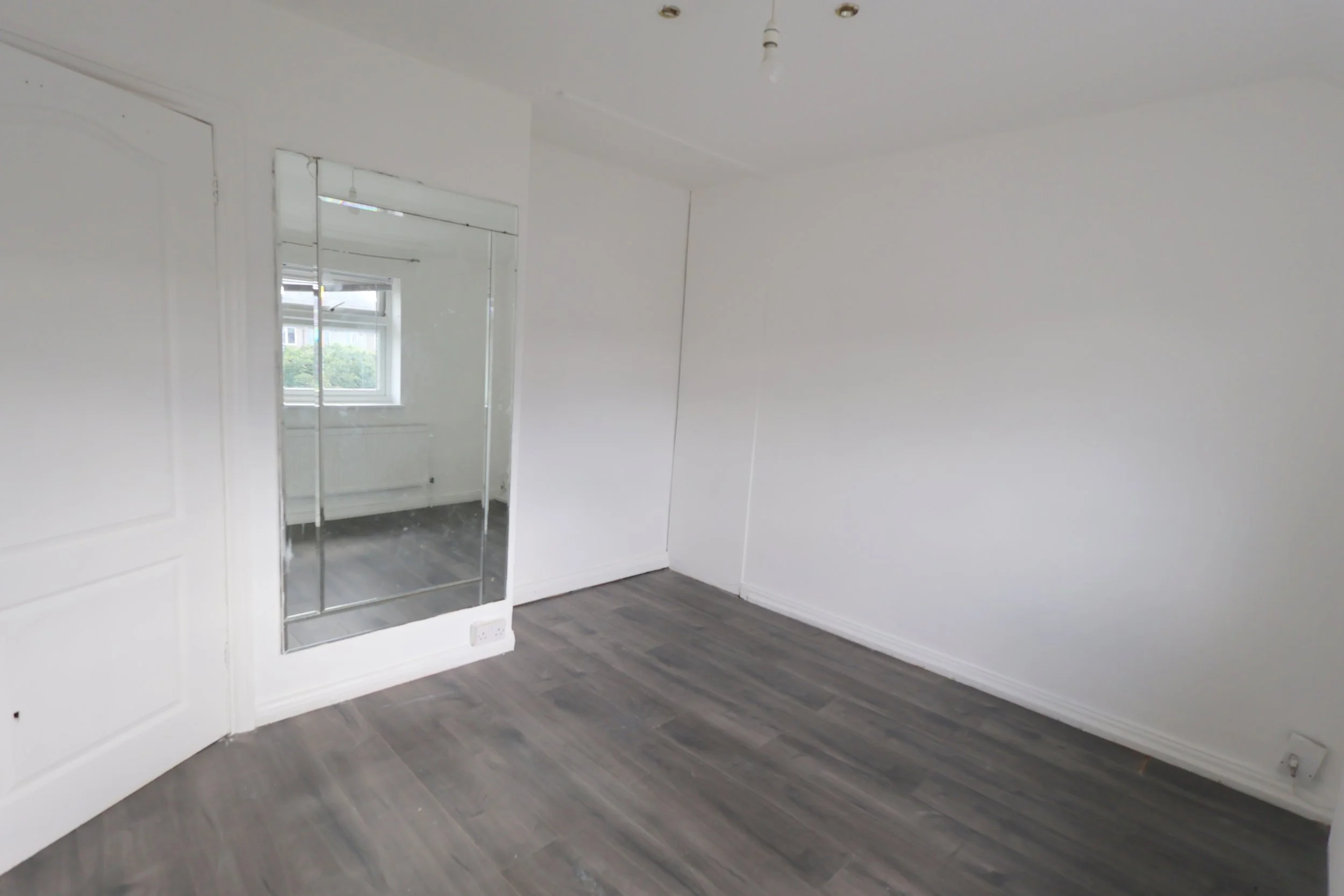 three-bedroom end terrace house located in RM10 9BJ