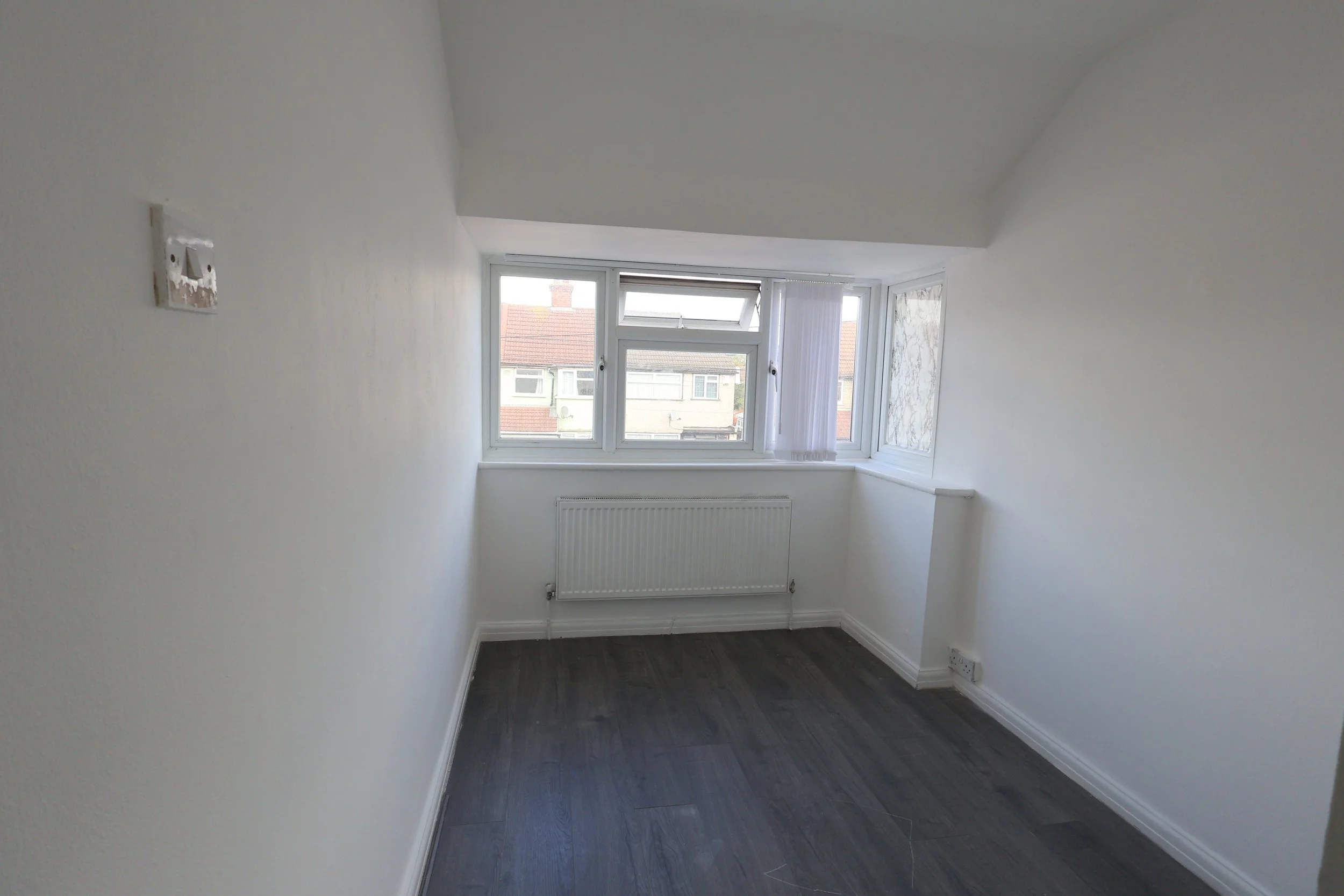 three-bedroom end terrace house located in RM10 9BJ