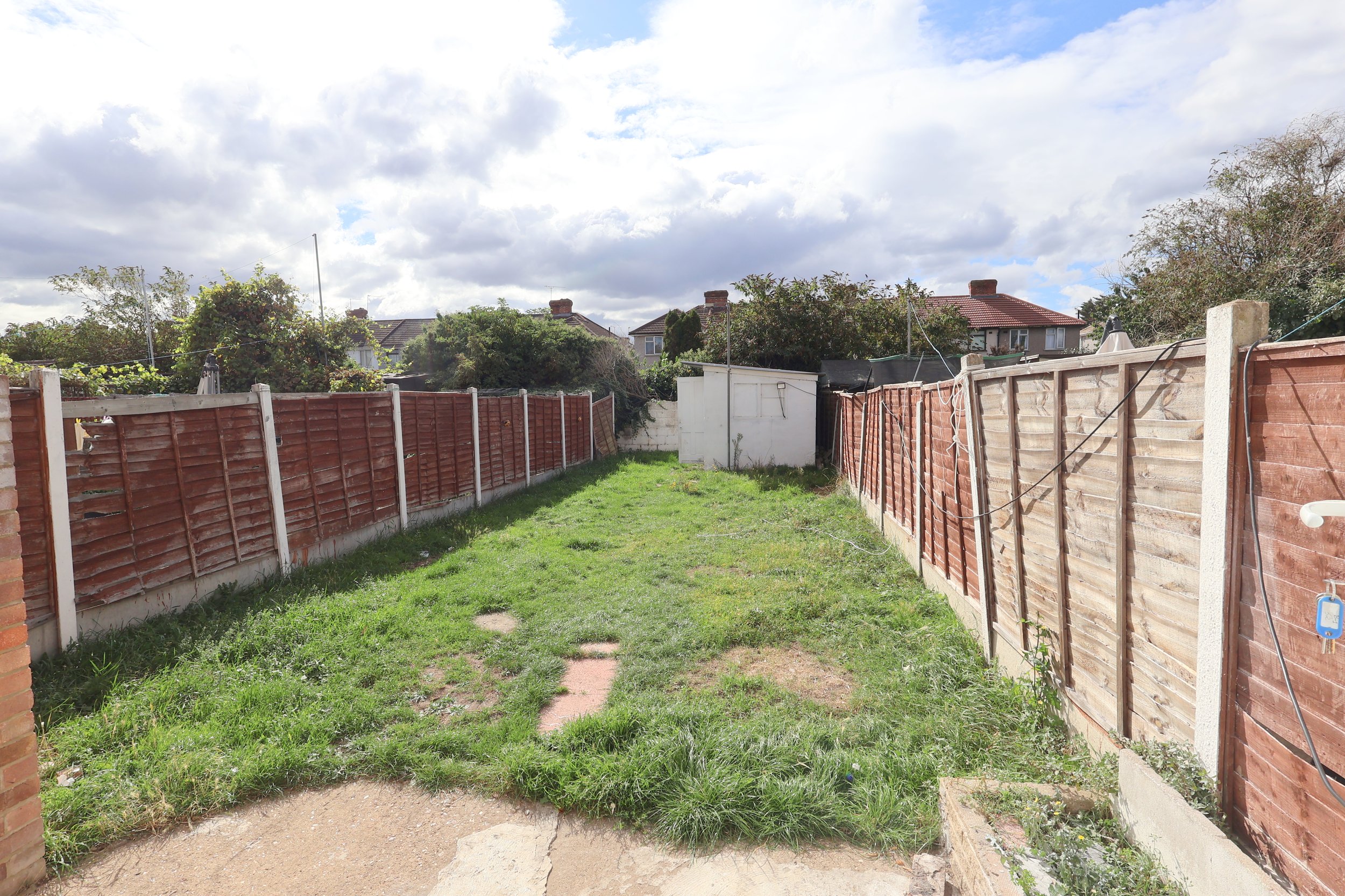 three-bedroom end terrace house located in RM10 9BJ