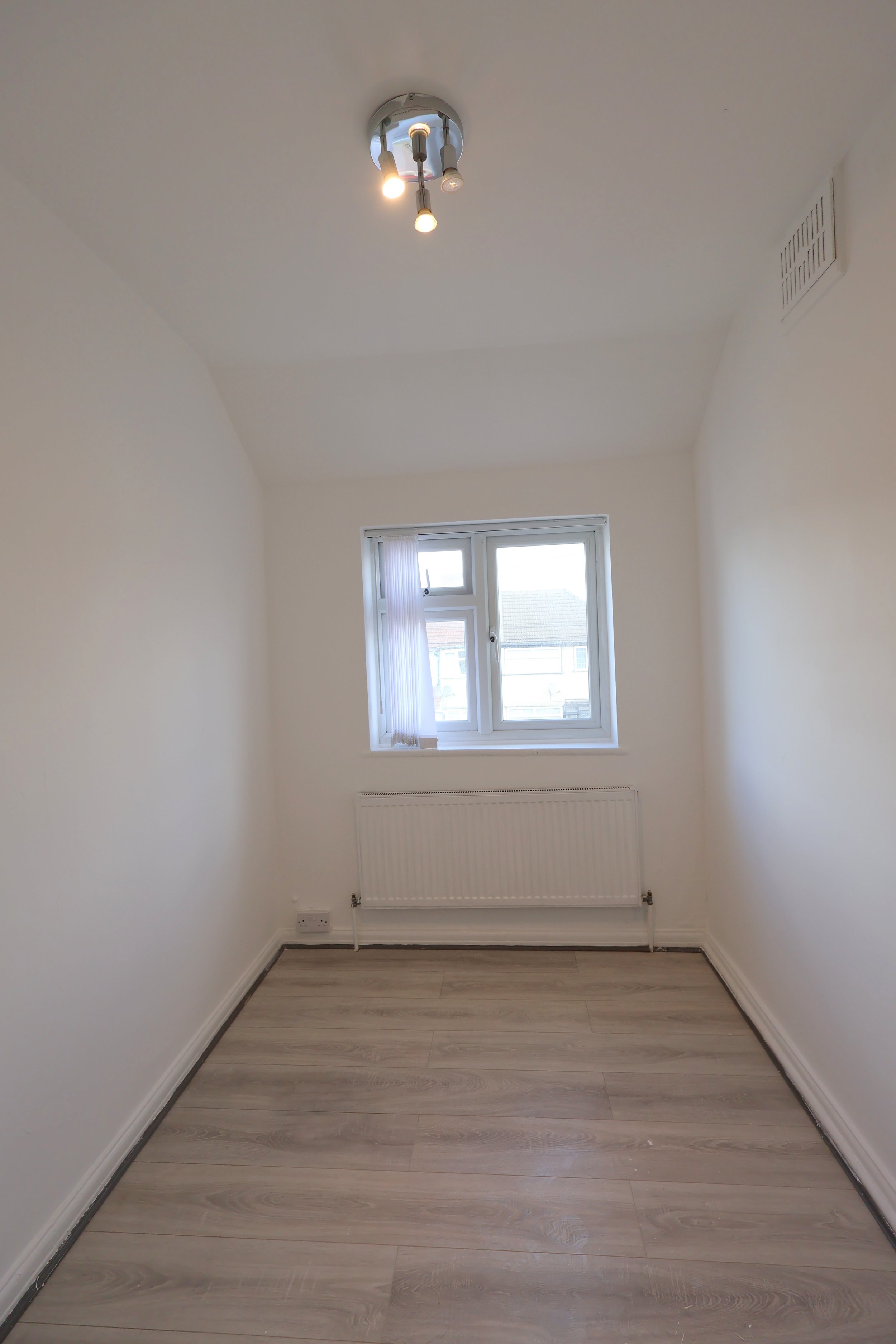 three-bedroom end terrace house located in RM10 9BJ