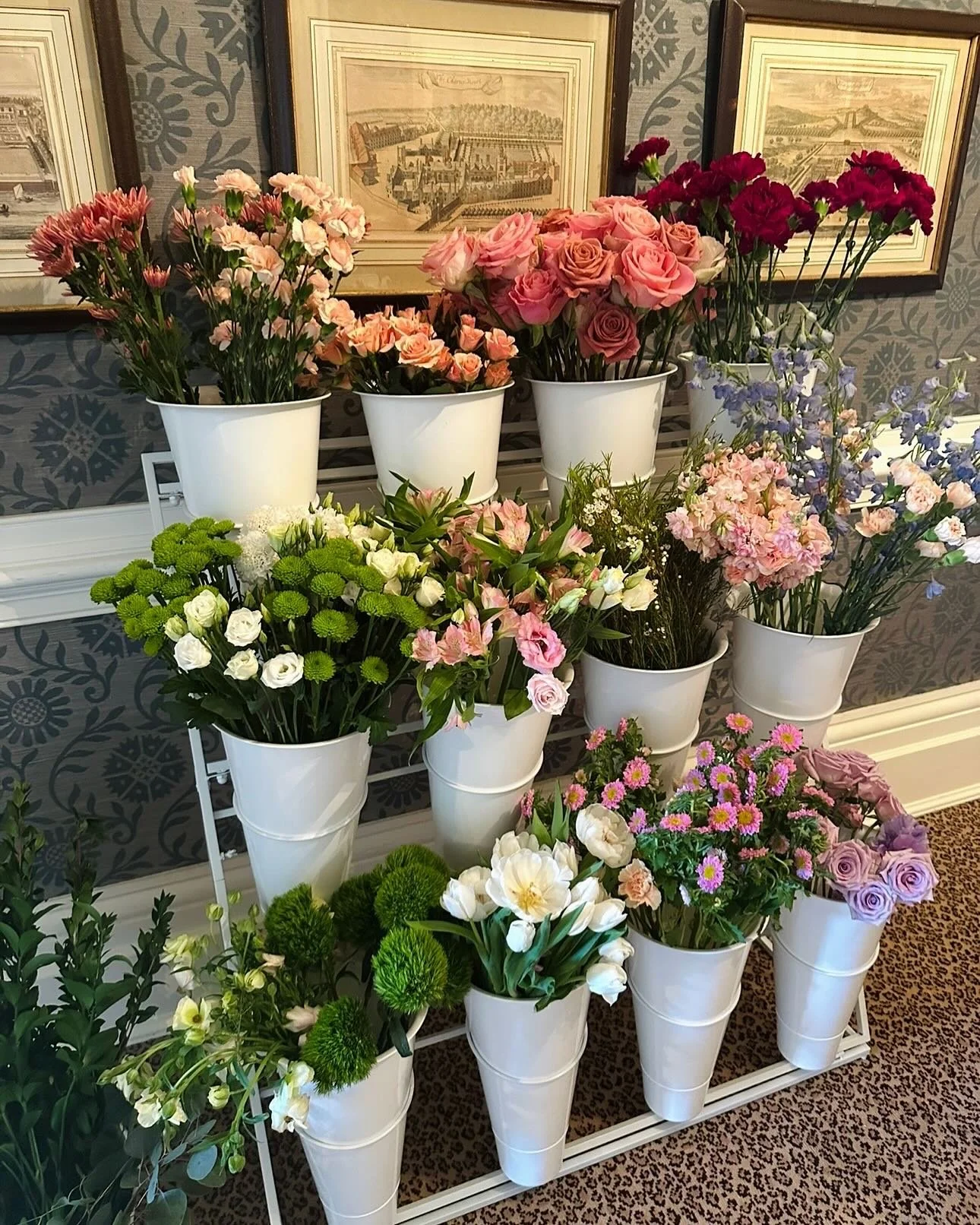 Reminder to join us at Luxe this Friday to build your own bouquet! Event starts at 3pm until supplies last. Shoutout to The Petal House for supplying all the flowers we will be using for this event 🌹 
#bouquet #flowers #residentevents #apartmenteve