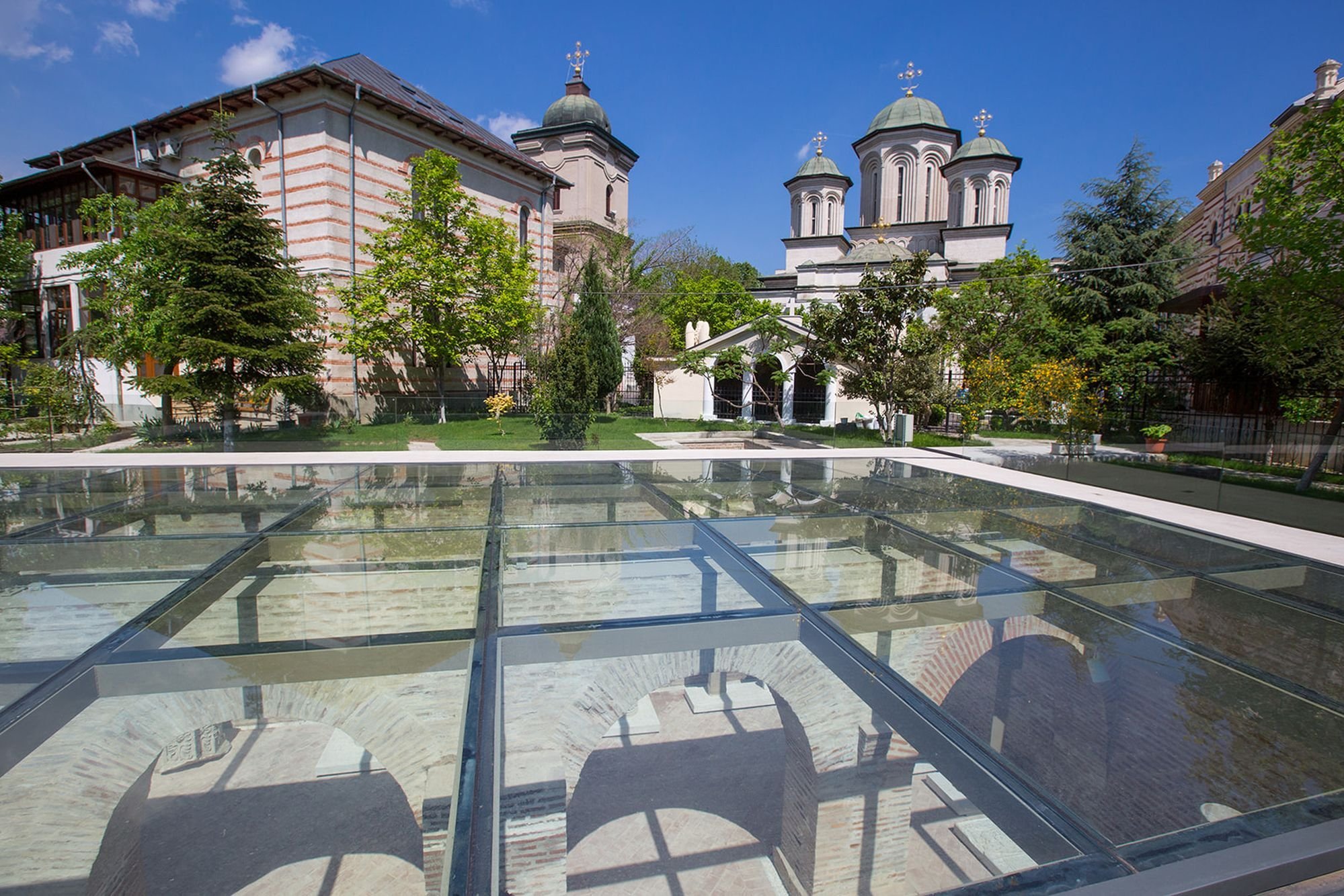 Revista IGLOO: Mănăstirea Radu Vodă, Bucureşti. Beciul cu luminator total.