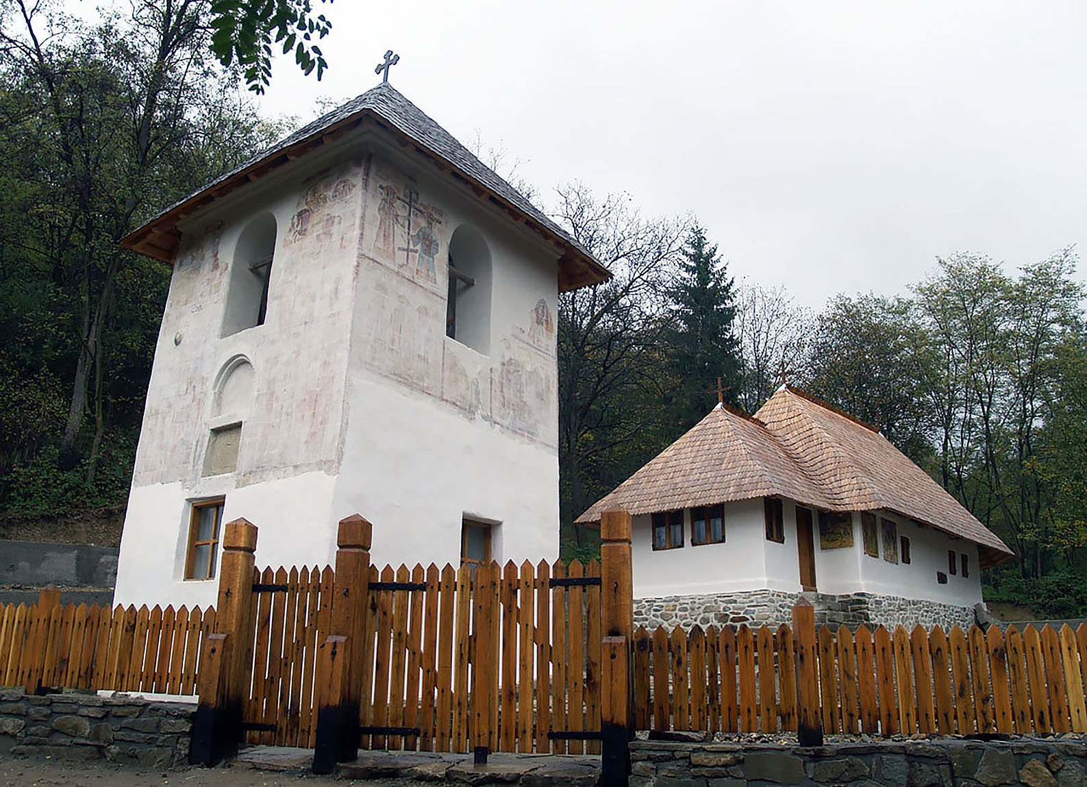Biserica din lemn “Adormirea Maicii Domnului” și Turnul clopotniță din Costești-Pietreni