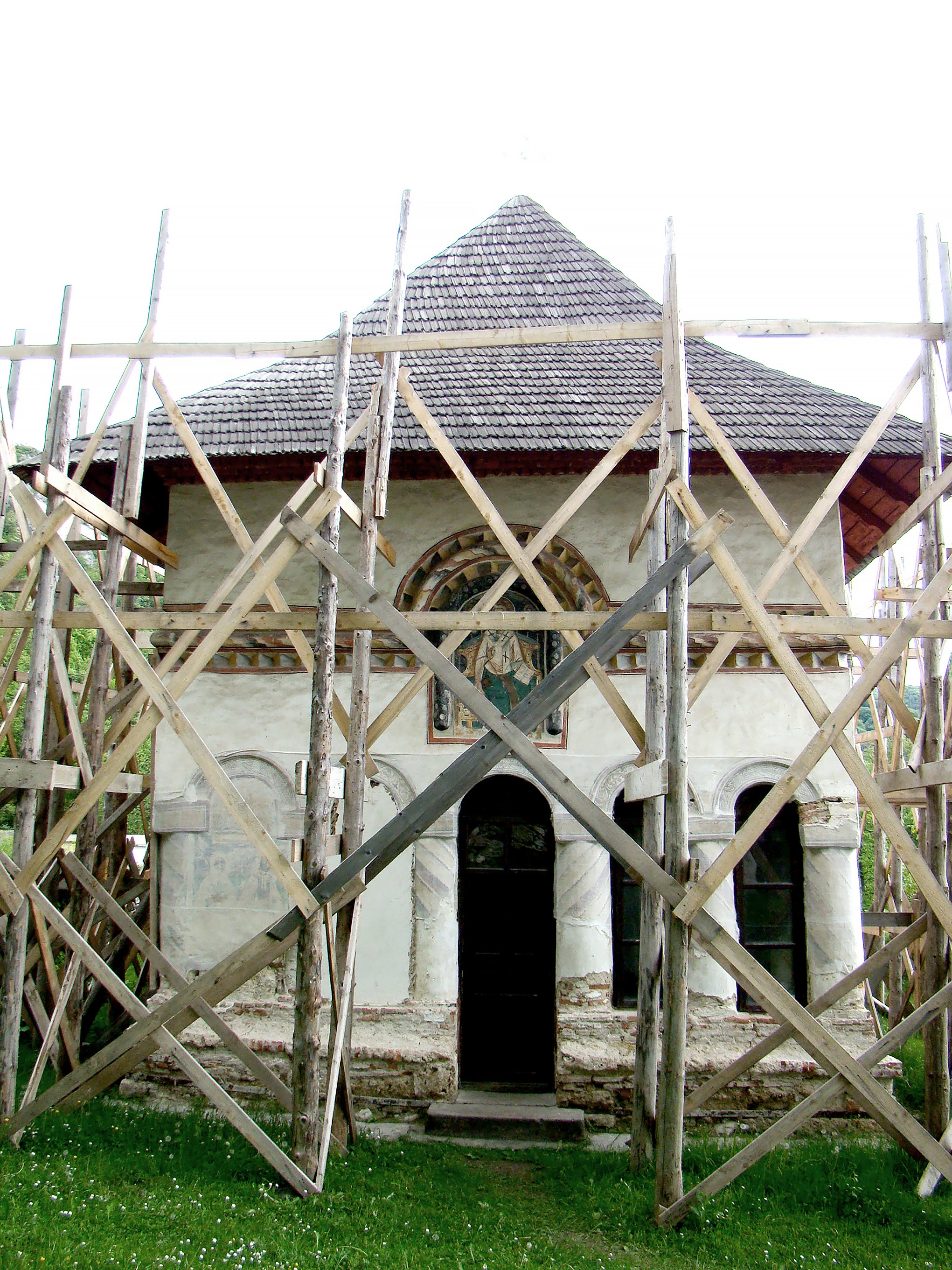 Schitul_44_de_Izvoare_sau_Biserica_%22Sf._Nicolae%22_a_fostului_schit_%22De_sub_Piatră%22.jpg