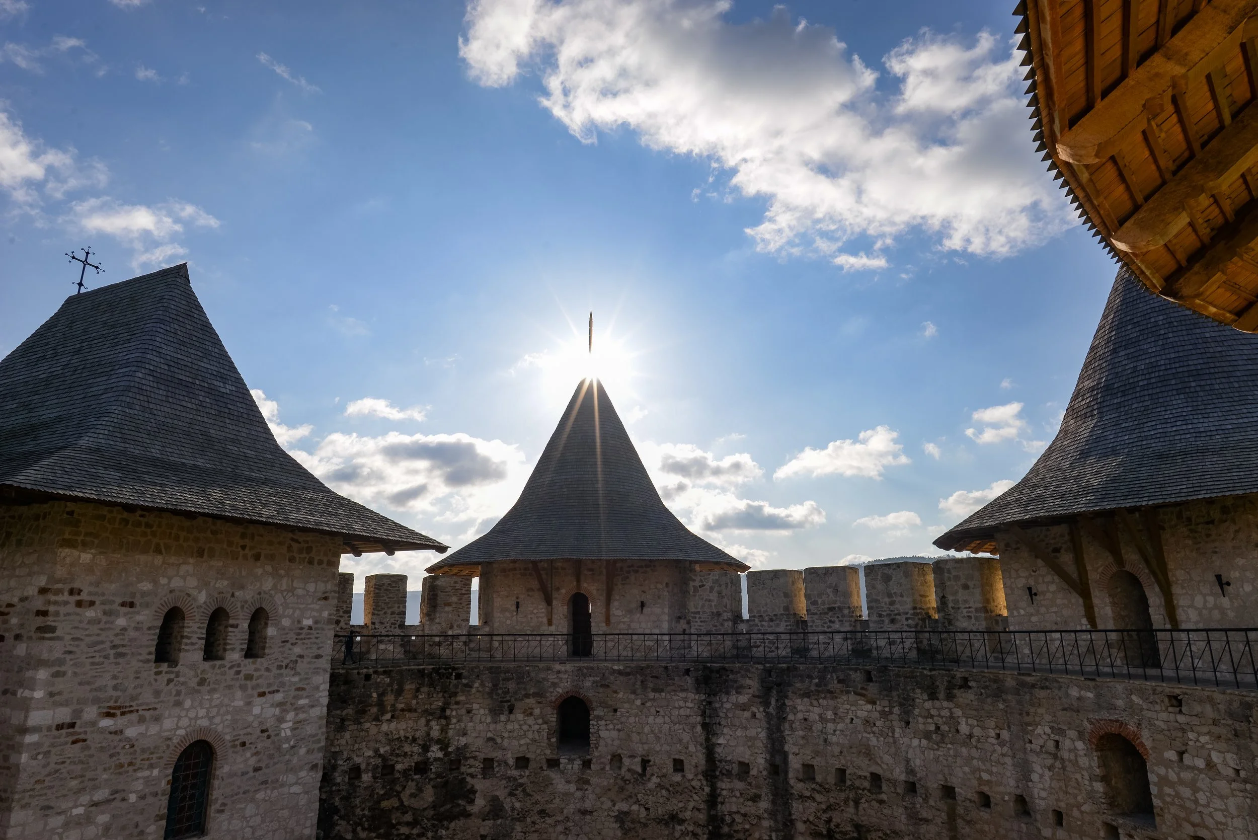 Cetatea_Soroca_vedere_turn_din_interior.jpg