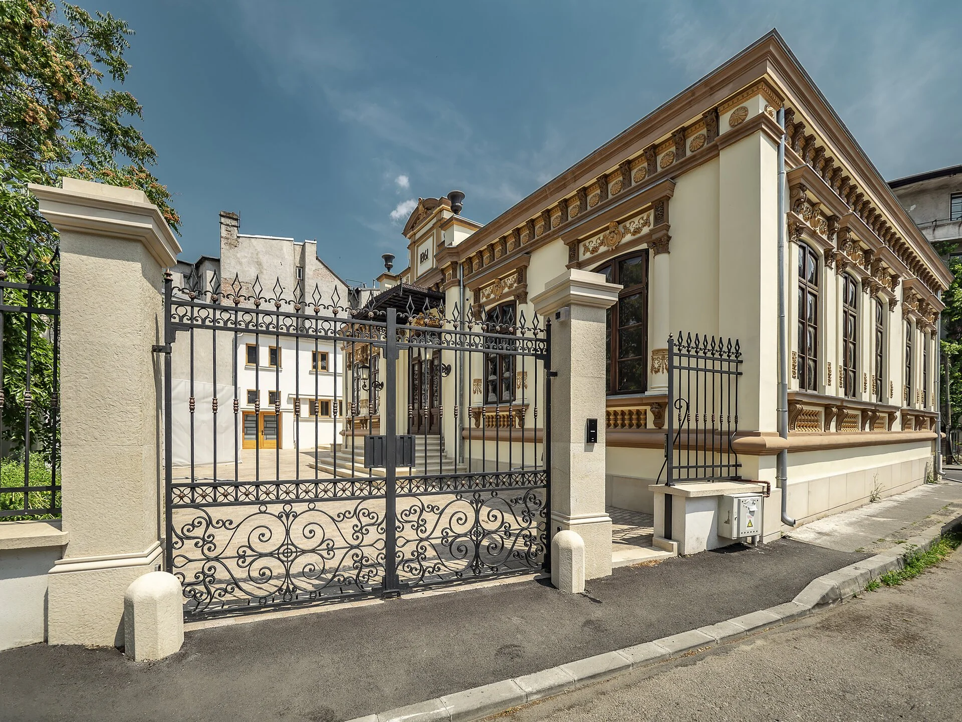 Vedere fațadă Str. Radu Calomfirescu - porți acces curte și împrejmuire.jpg-d2.jpg
