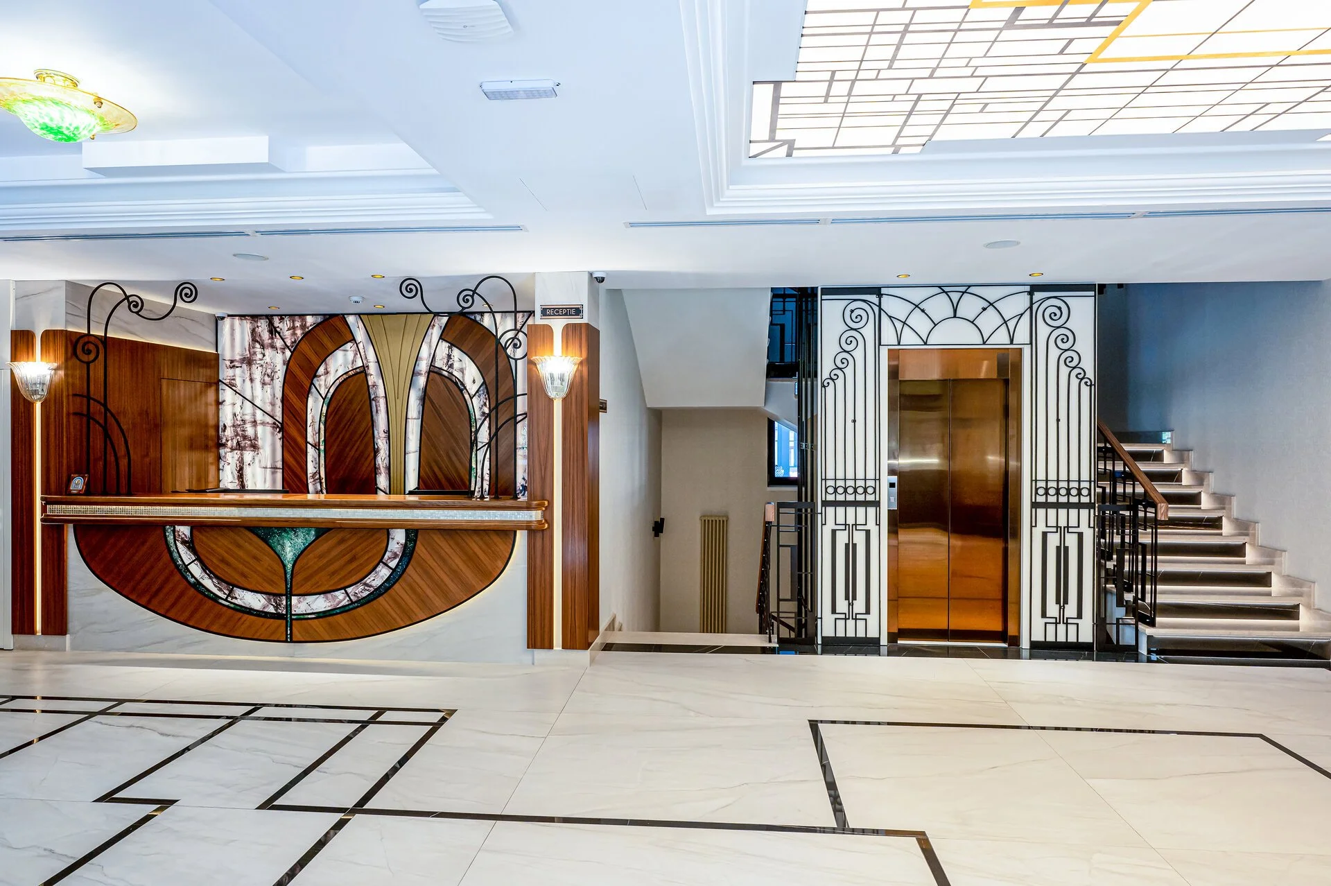 Parter - zona de recepție hotel, casa scărilor și liftul.jpg-d2.jpg