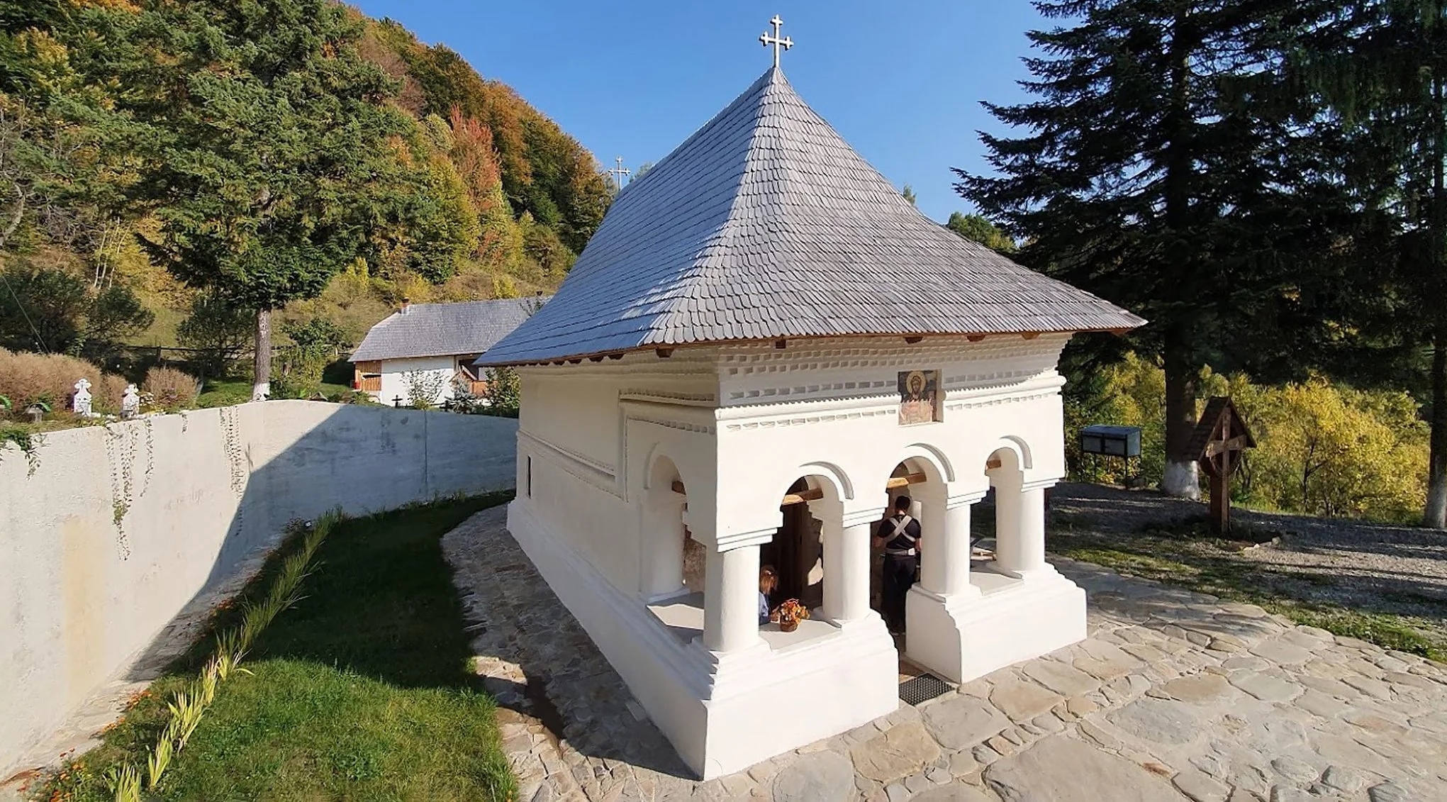 Biserica "Sf. Ioan Botezătorul” și turn clopotniță, fostul Schit Bradu, Ansamblul Mănăstirii Bradu - Gurguiata, Județul Vâlcea