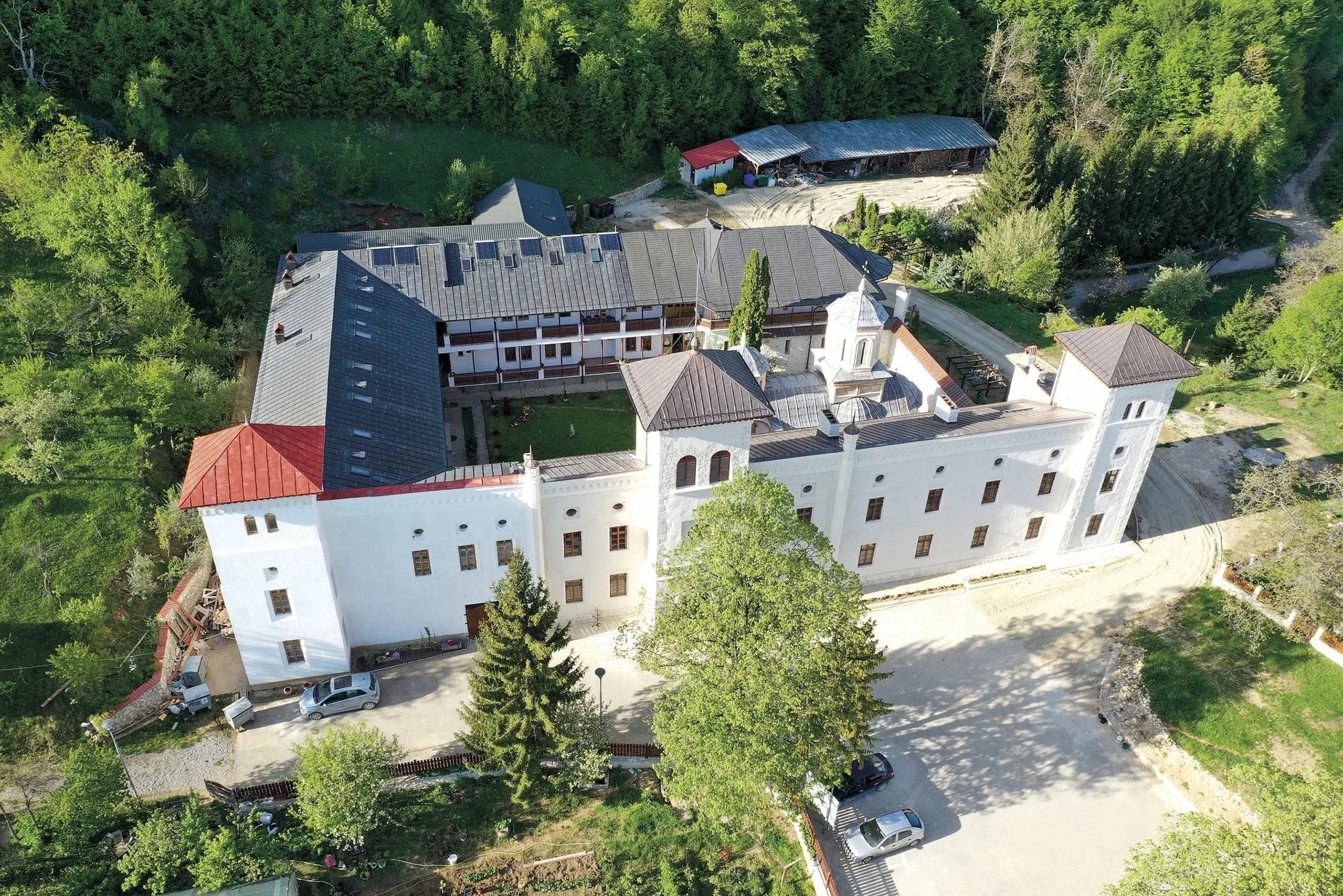 Ansamblul Mănăstirii Arnota: muzeu, ateliere (corp chilii) și incintă