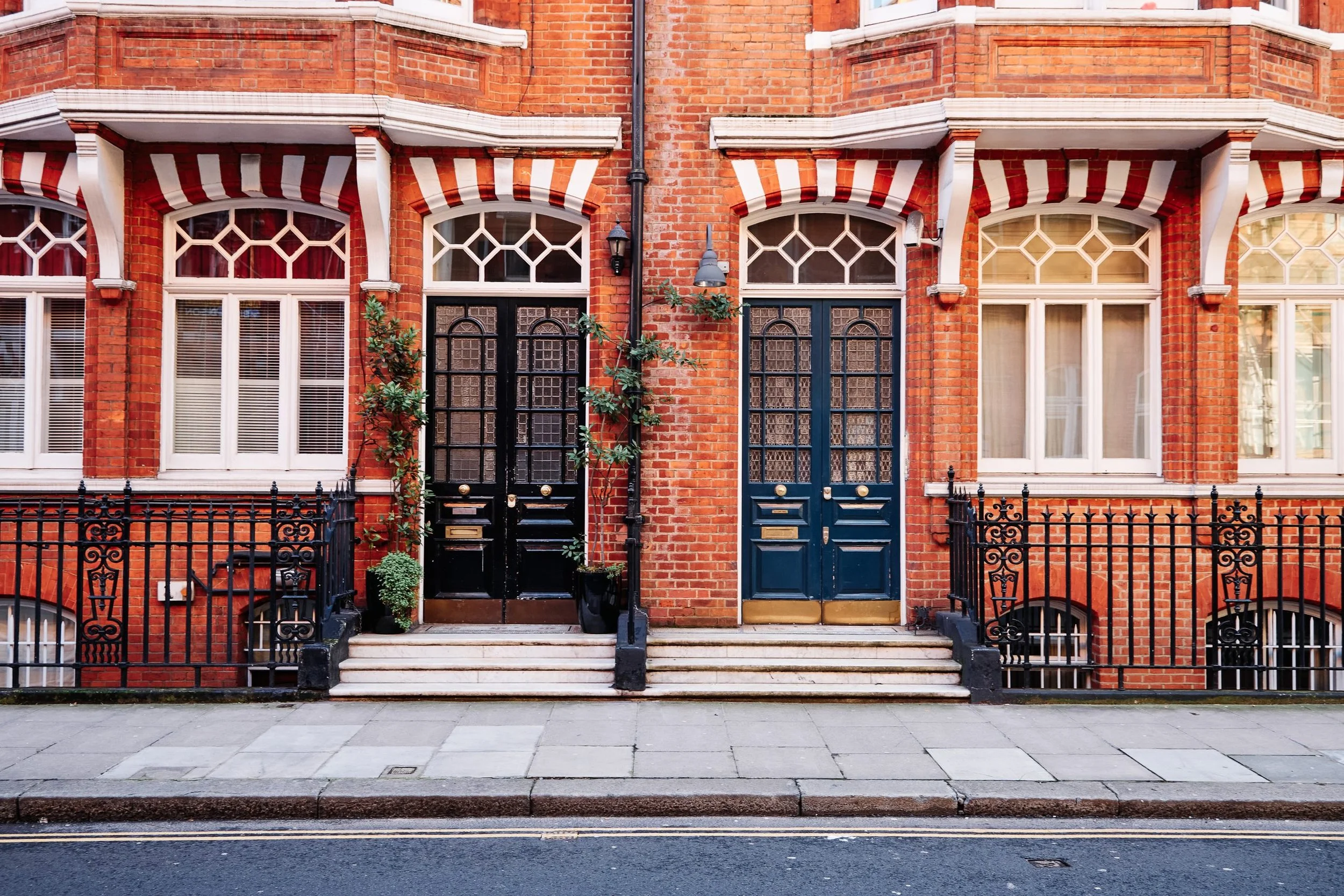 chelsea-elegant-apartment-building-facade-2024-12-08-00-51-19-utc-scaled.jpg