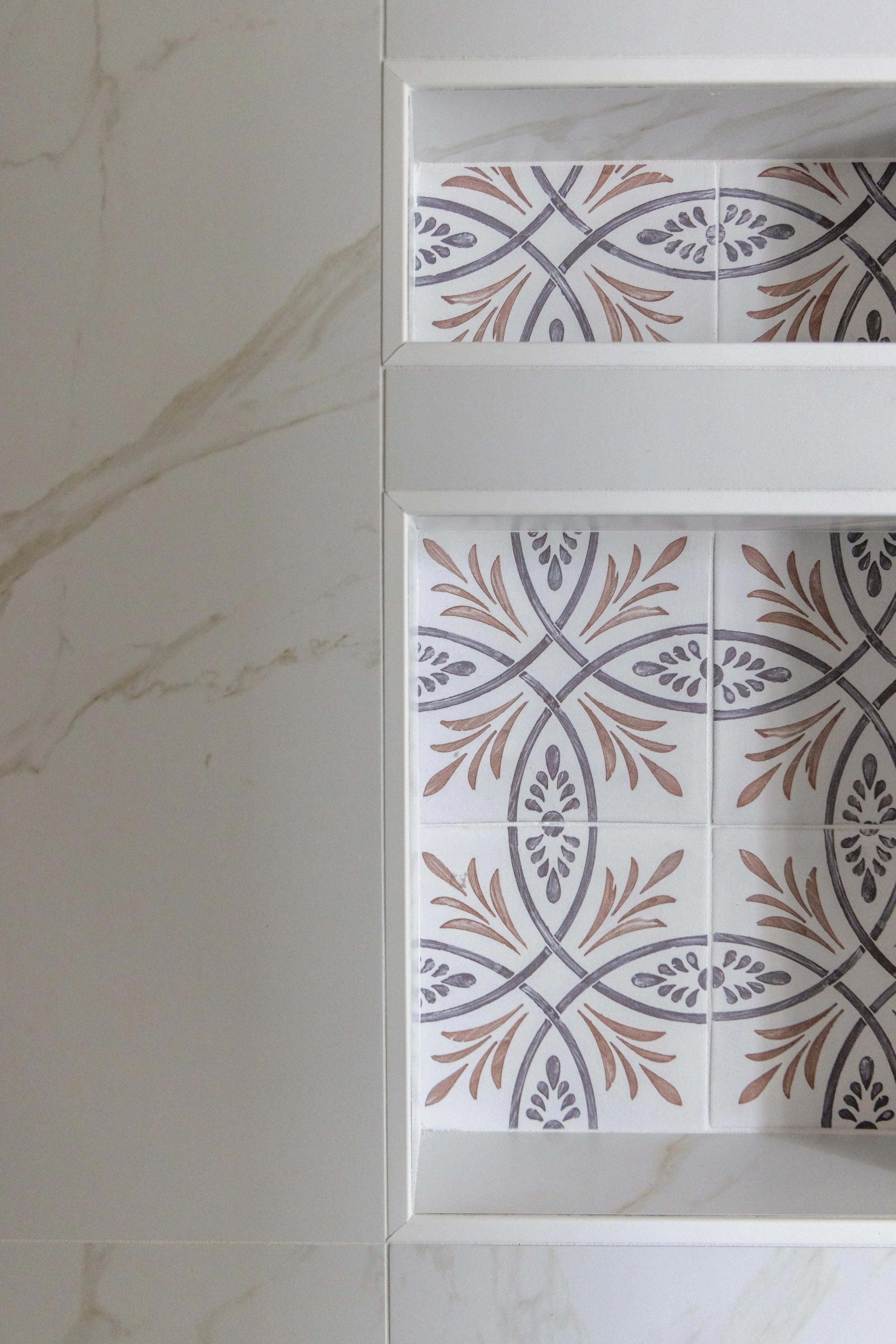 Patterned tile in a showe niche