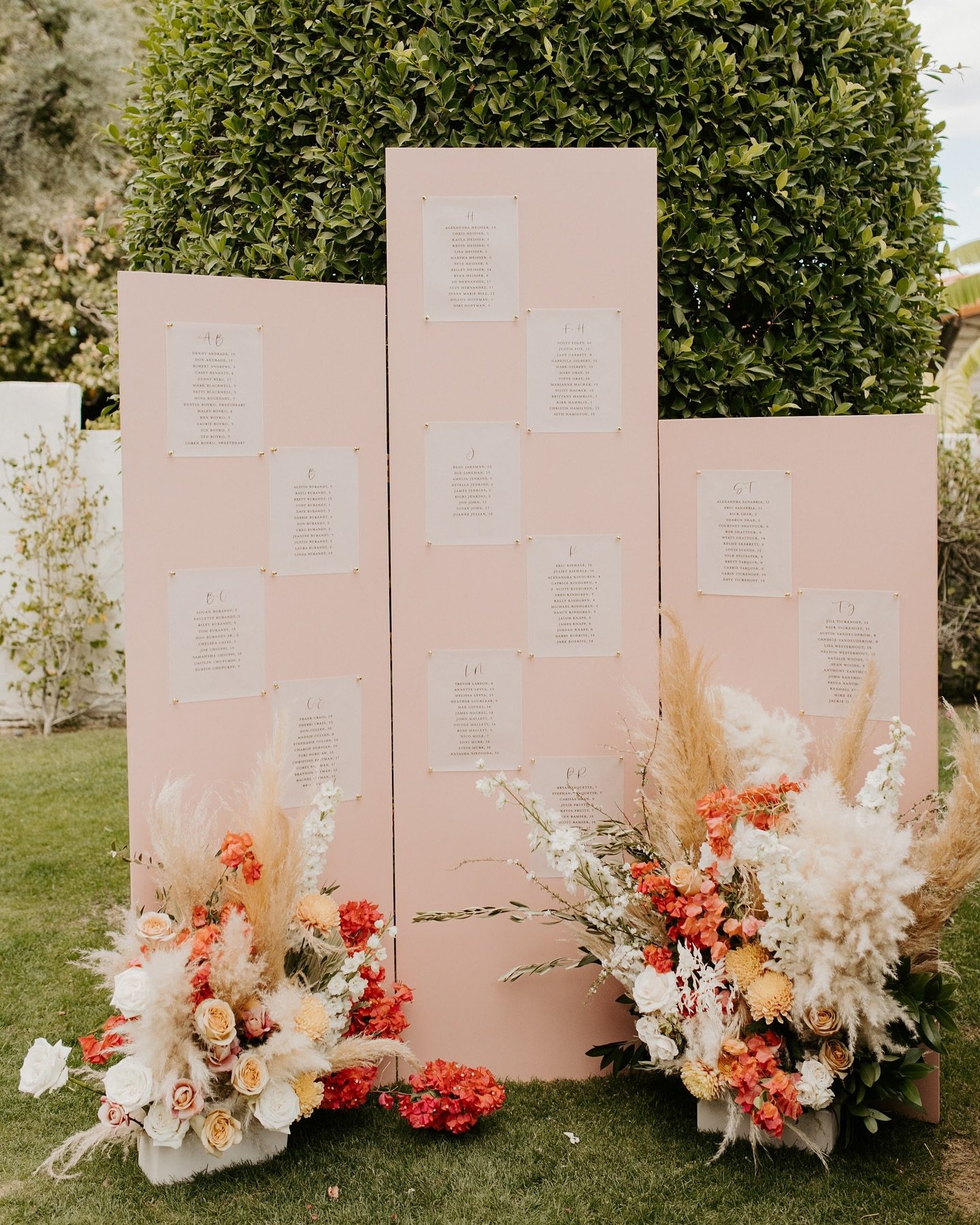 When your seating chart is more than functional - it&rsquo;s a masterpiece your guests can&rsquo;t stop talking about. 

Planner | @tulleandlaceevents
Coordination | @blissfullystyledevents
Photo | @aubreelynnphoto
Video | @currentfilms
Florals | @lo